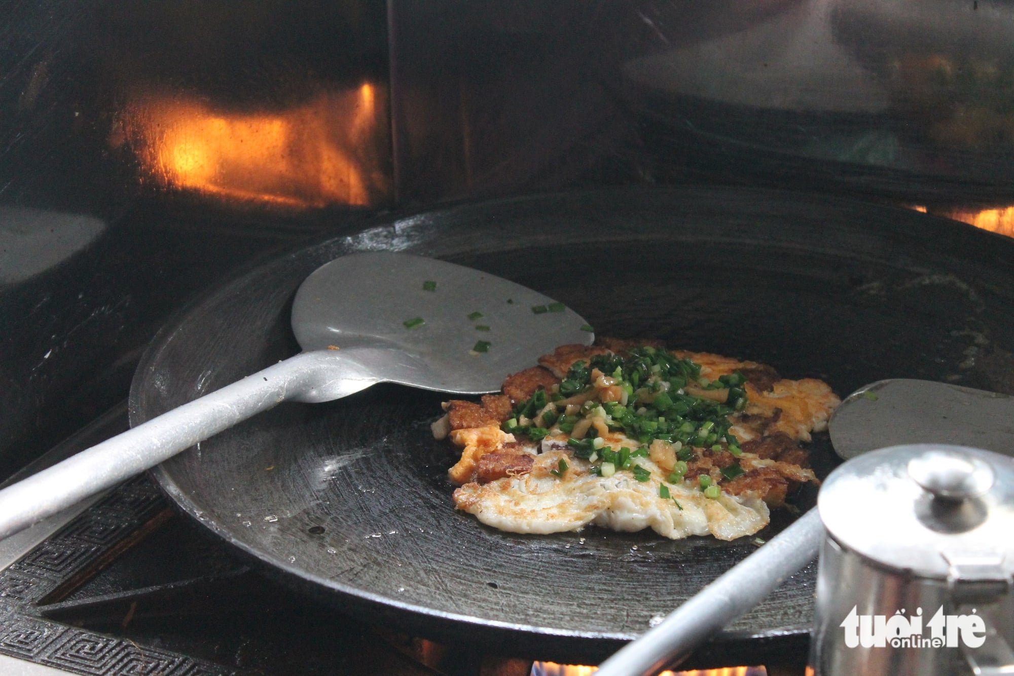 Ho Chi Minh City eatery captivates diners with Guangdong-style crispy fried rice - Ảnh 4. Ho Chi Minh City eatery captivates diners with Guangdong-style crispy fried rice - Ảnh 4.