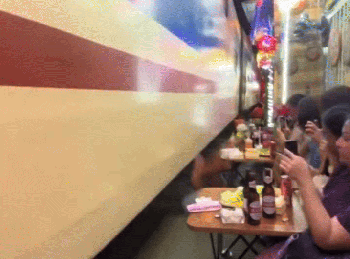 Authorities verify viral video of train hitting tables on Hanoi’s popular trackside café street- Ảnh 1. Authorities verify viral video of train hitting tables on Hanoi’s popular trackside café street- Ảnh 1.