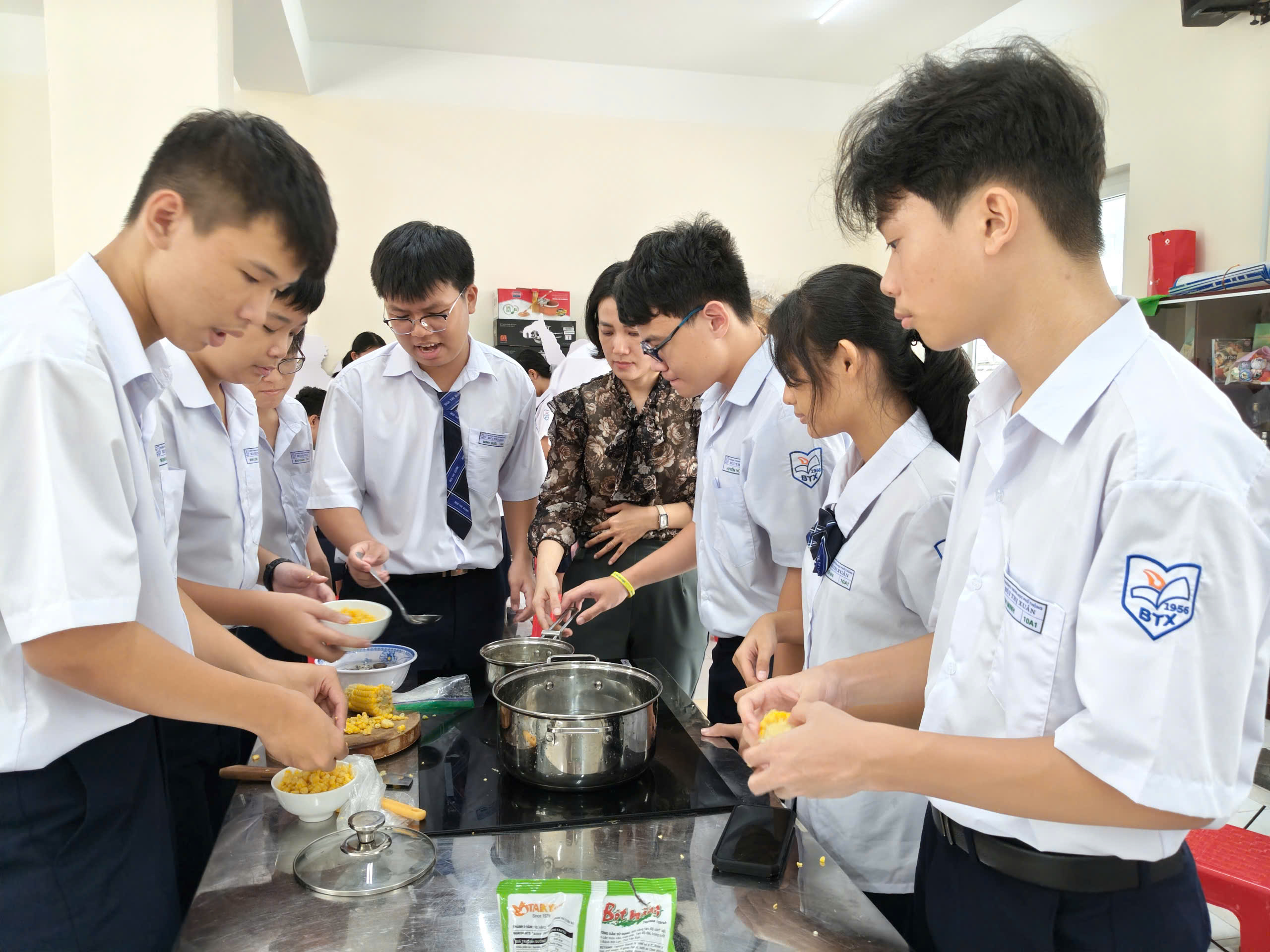 Trường học ở TP.HCM dạy miễn phí 11 môn, có gym, yoga, nấu ăn, thủ công mỹ nghệ - Ảnh 2.