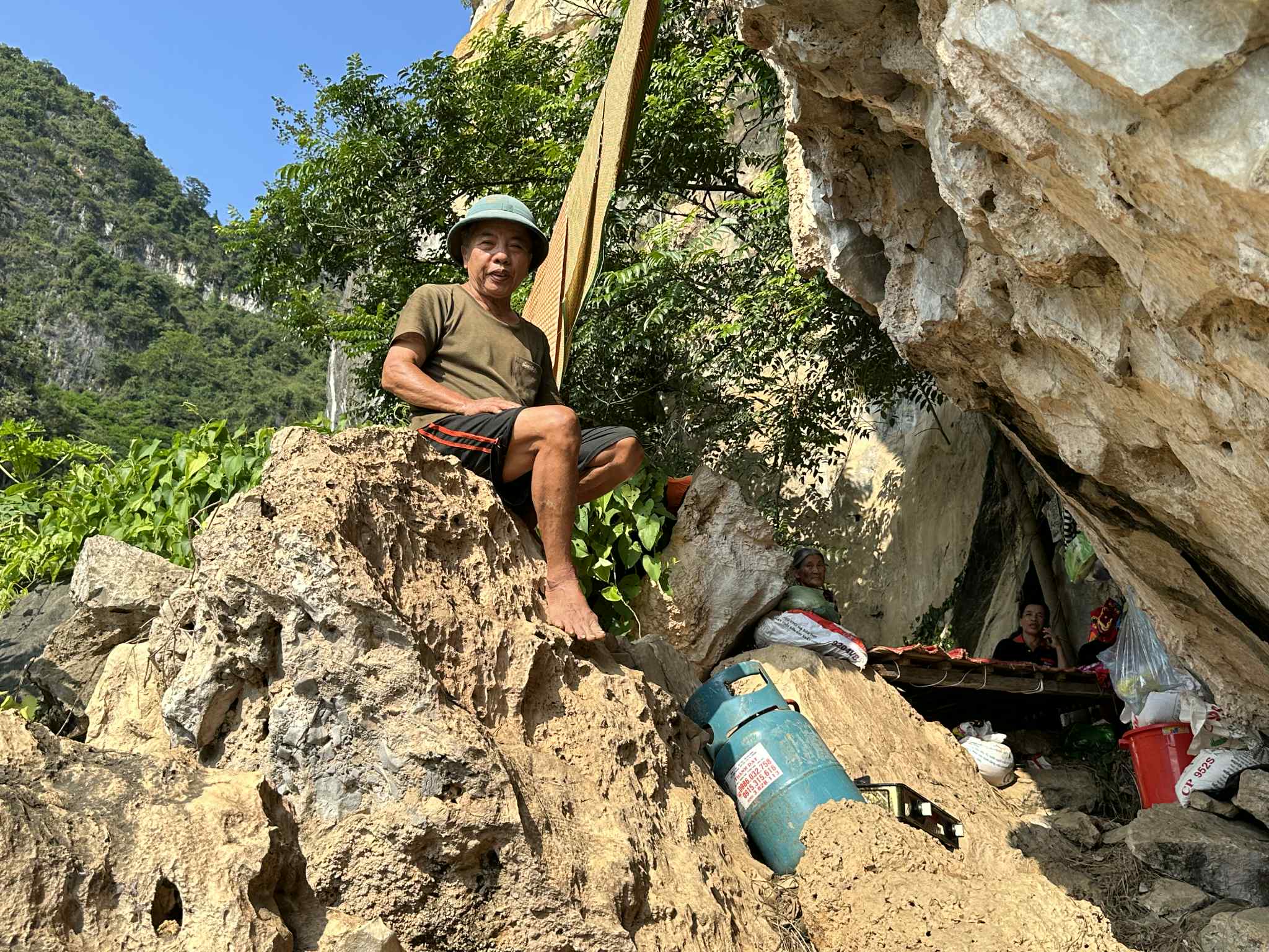 Hơn 40 giờ ăn ngủ trong hang núi trốn cơn lũ kinh hoàng - Ảnh 3.