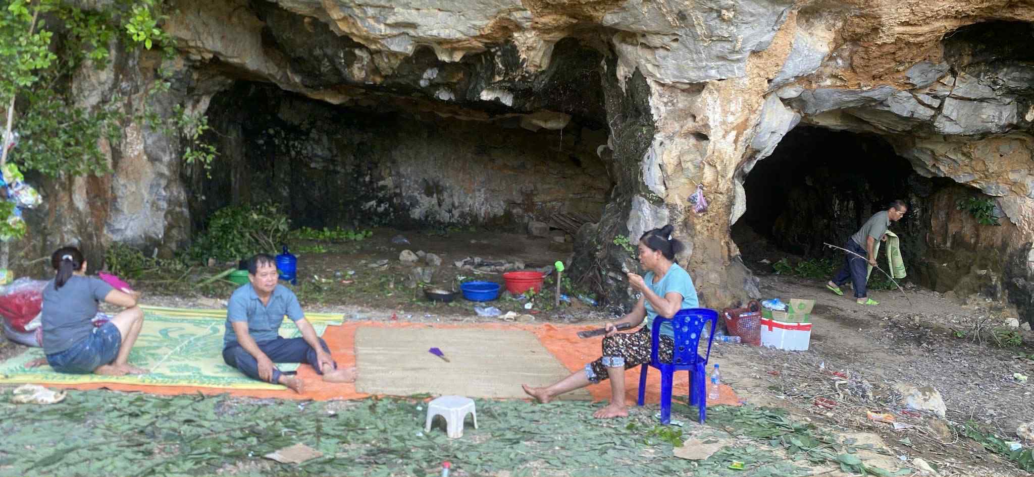 Hơn 40 giờ ăn ngủ trong hang núi trốn cơn lũ kinh hoàng - Ảnh 5.