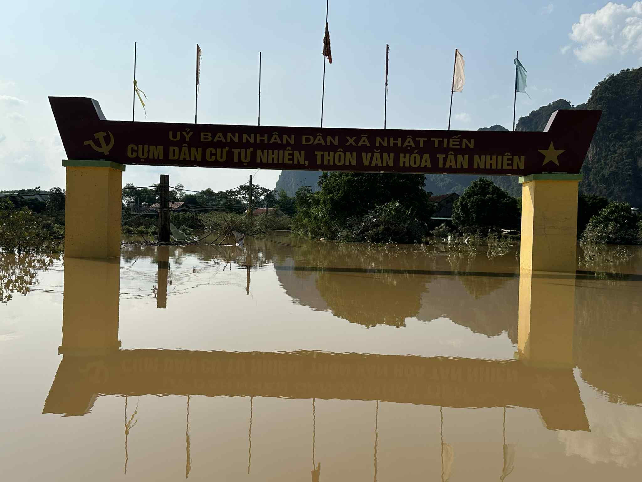 Cơn lũ - Ảnh 10.