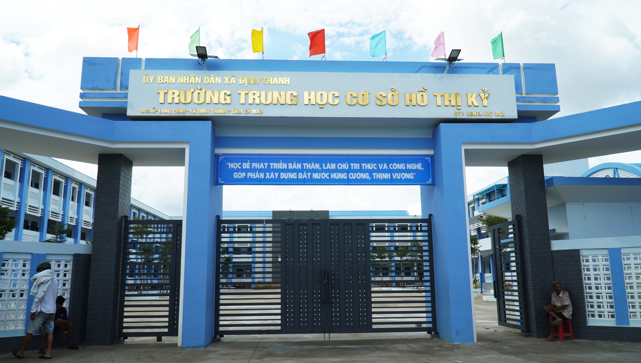 Kết quả kiểm tra vụ hiệu trưởng ký cho vợ thuê căng tin và lập quỹ trái quy định 2,9 tỉ đồng - Ảnh 1.