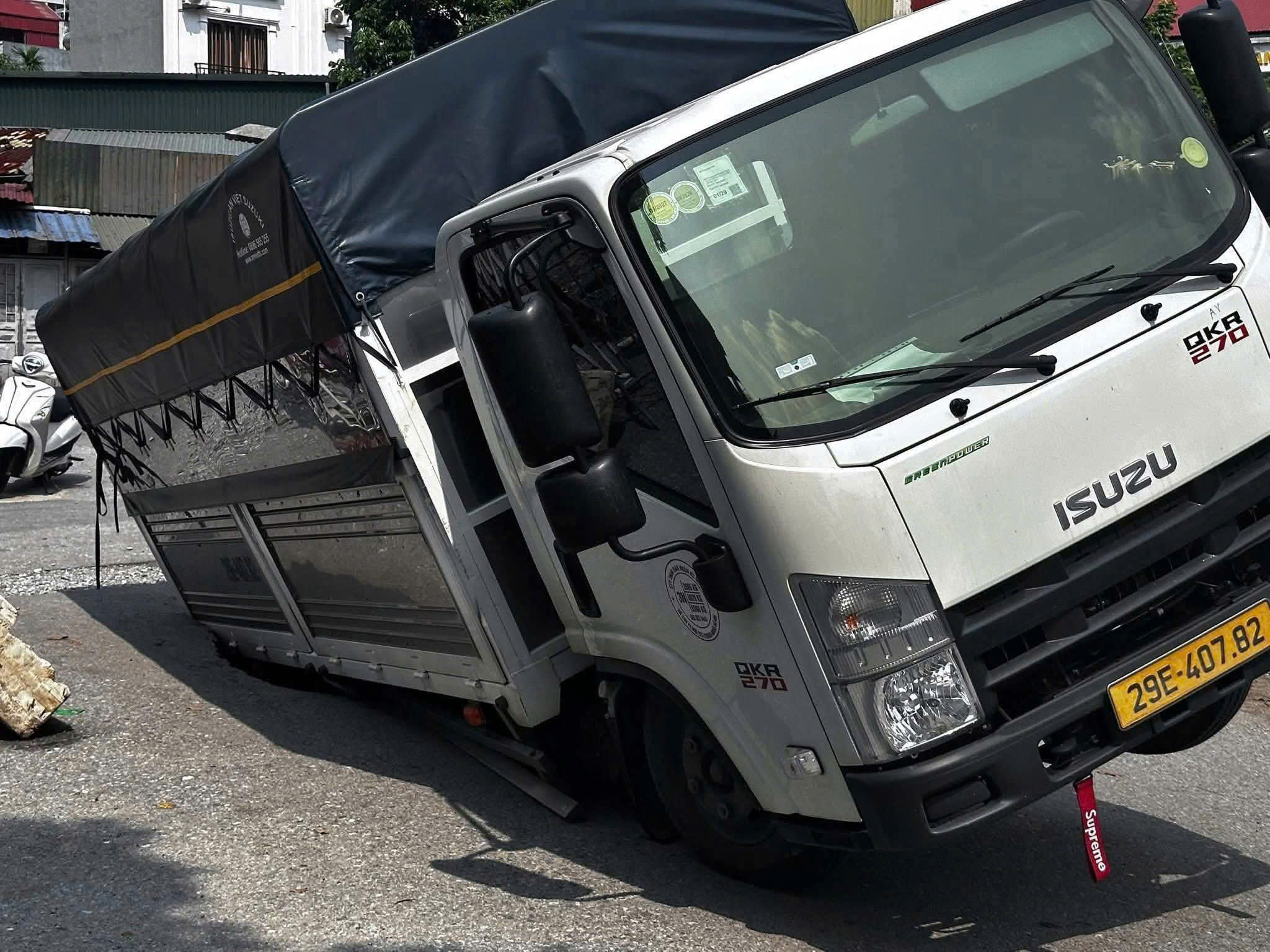 Xe tải sụp hố sâu giữa phố Hà Nội - Ảnh 1.