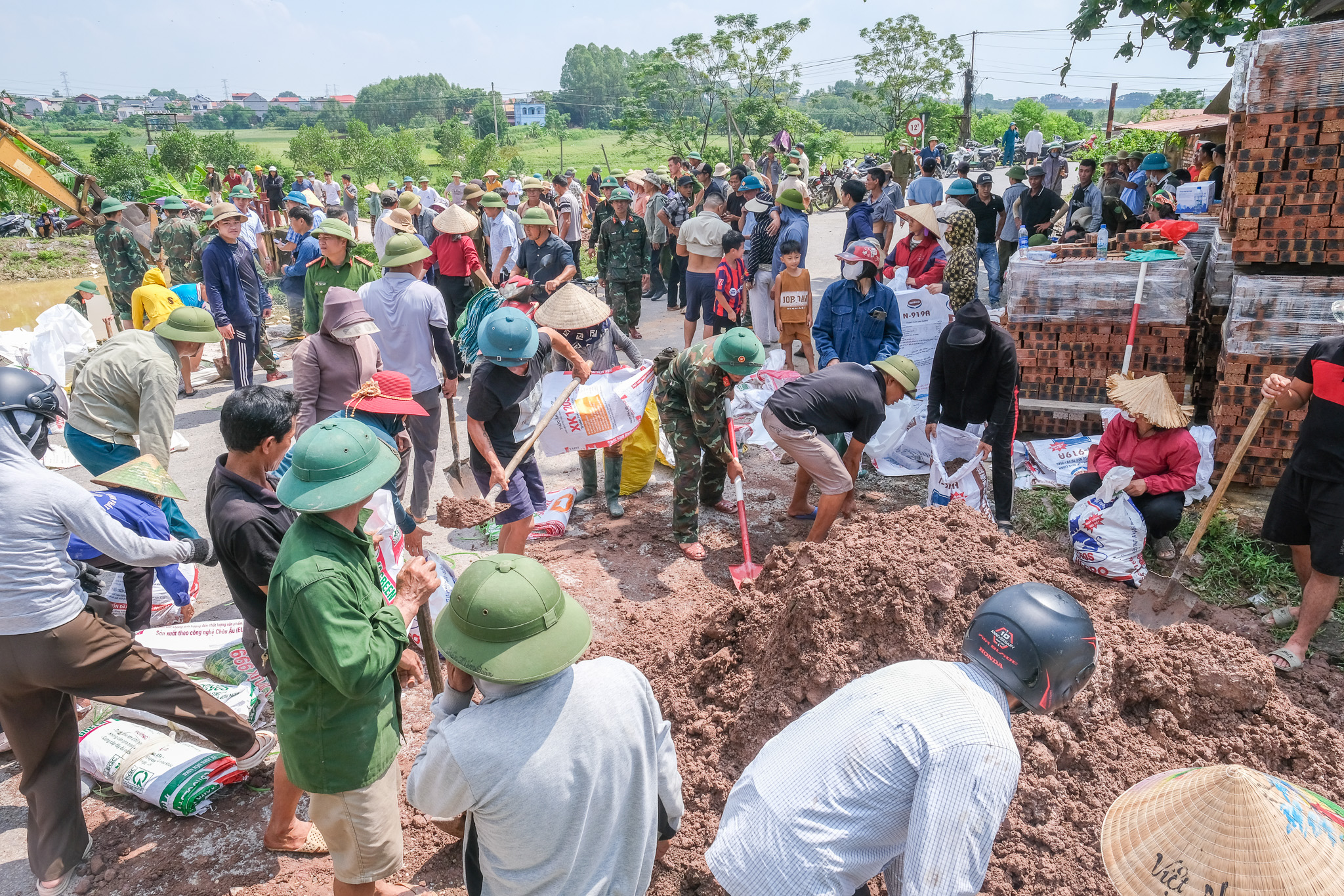 Theo chân bộ đội đi hộ đê cứu dân - Ảnh 9.