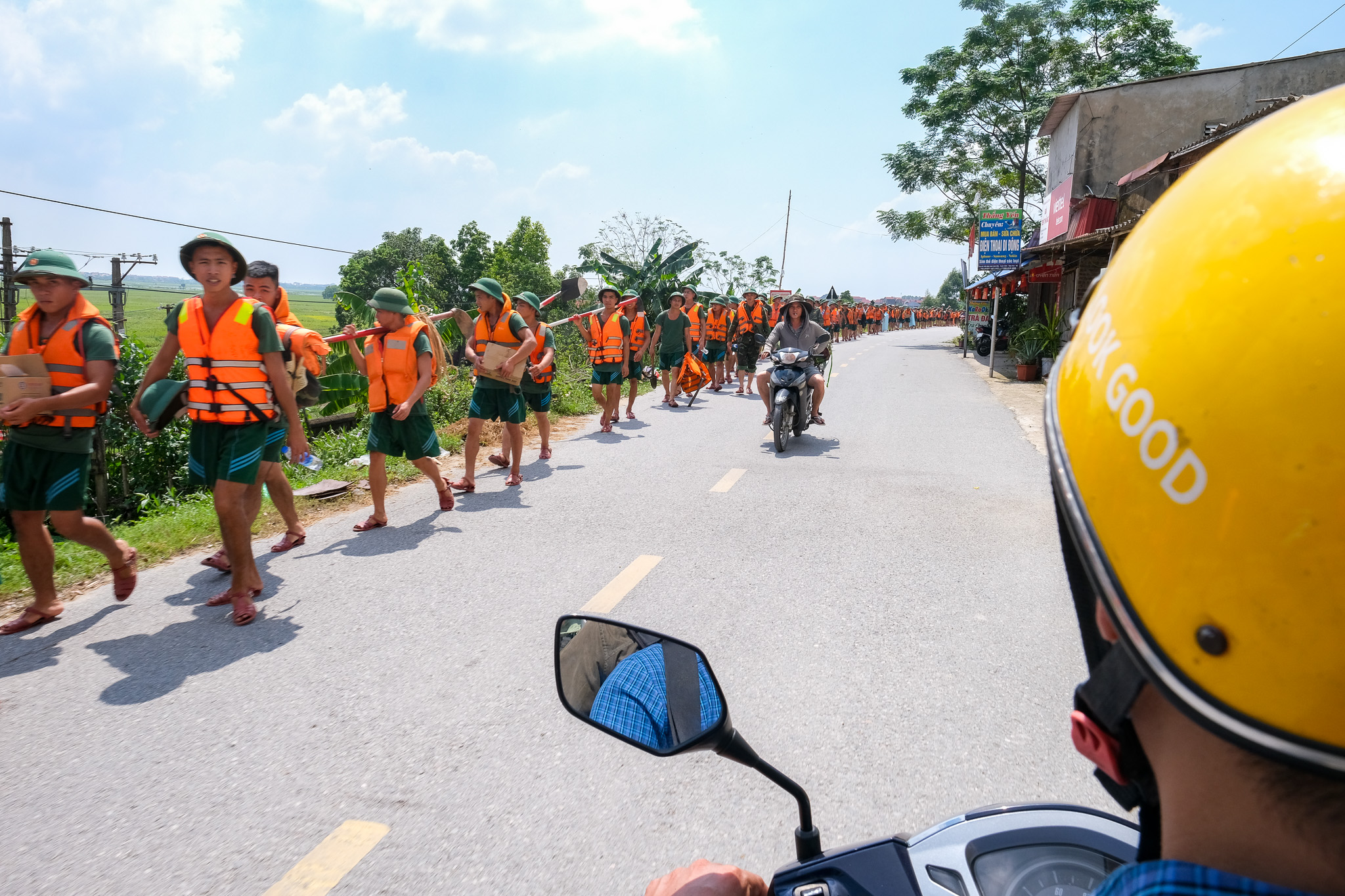 Theo chân bộ đội đi hộ đê cứu dân - Ảnh 10.