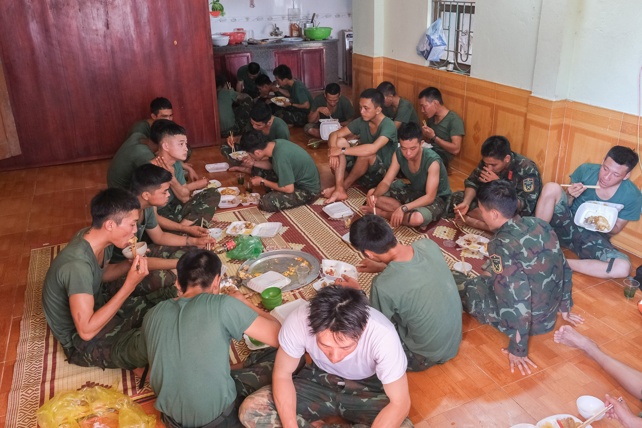 Theo chân bộ đội đi hộ đê cứu dân - Ảnh 3.