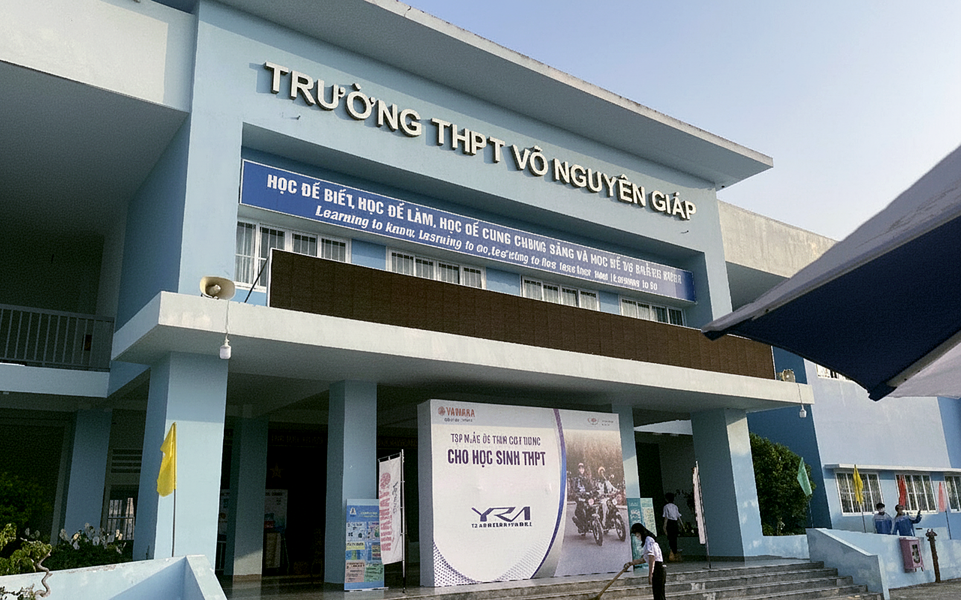 Vụ thầy giáo bóp cổ đồng nghiệp ngay trong trường 'vi phạm nghiêm trọng đạo đức nhà giáo' - Ảnh 1.