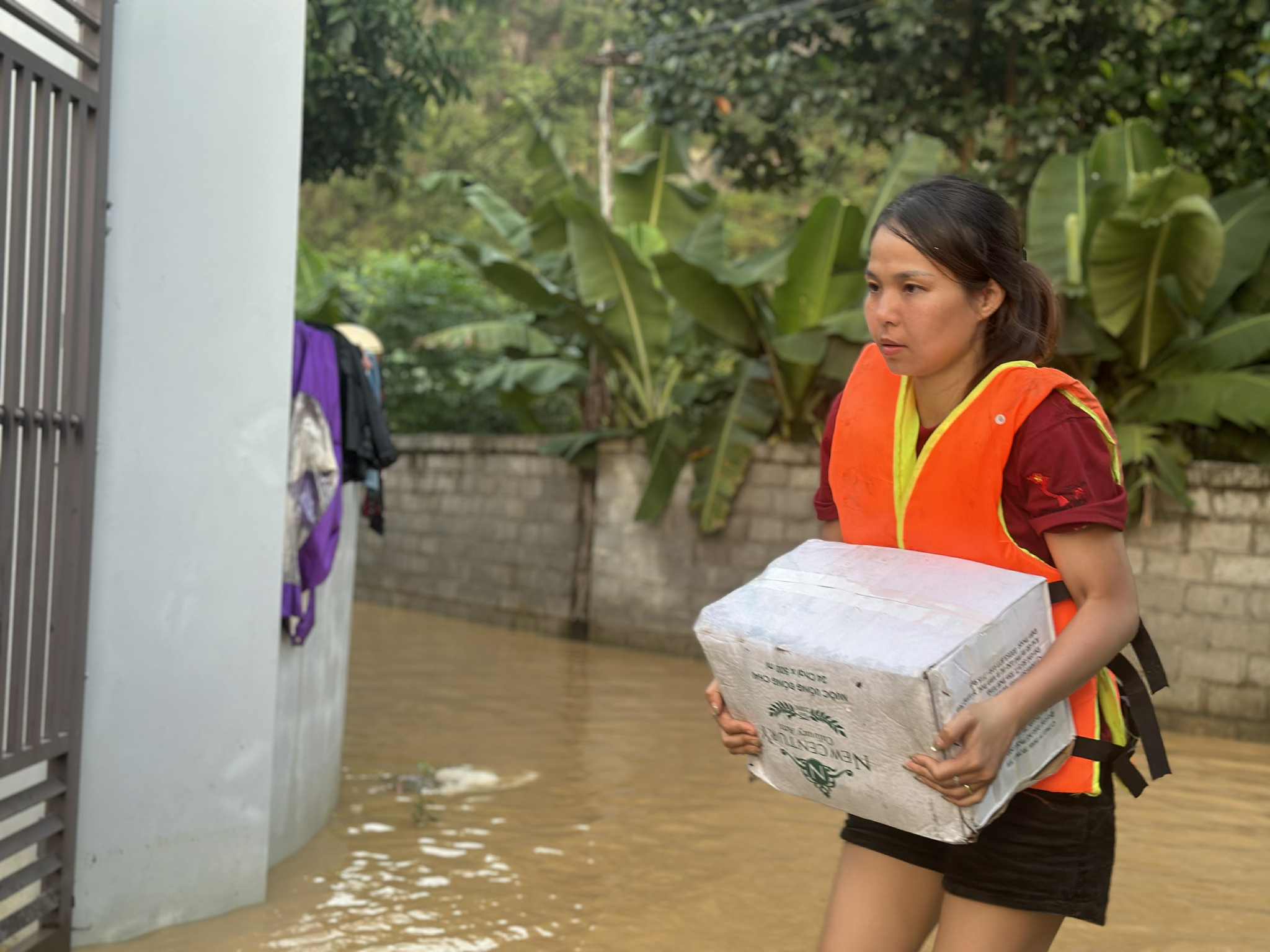Sau cuộc họp online với em gái từ Mỹ, đôi vợ chồng trẻ mua xuồng phi về vùng lũ cứu người trong đêm - Ảnh 4.