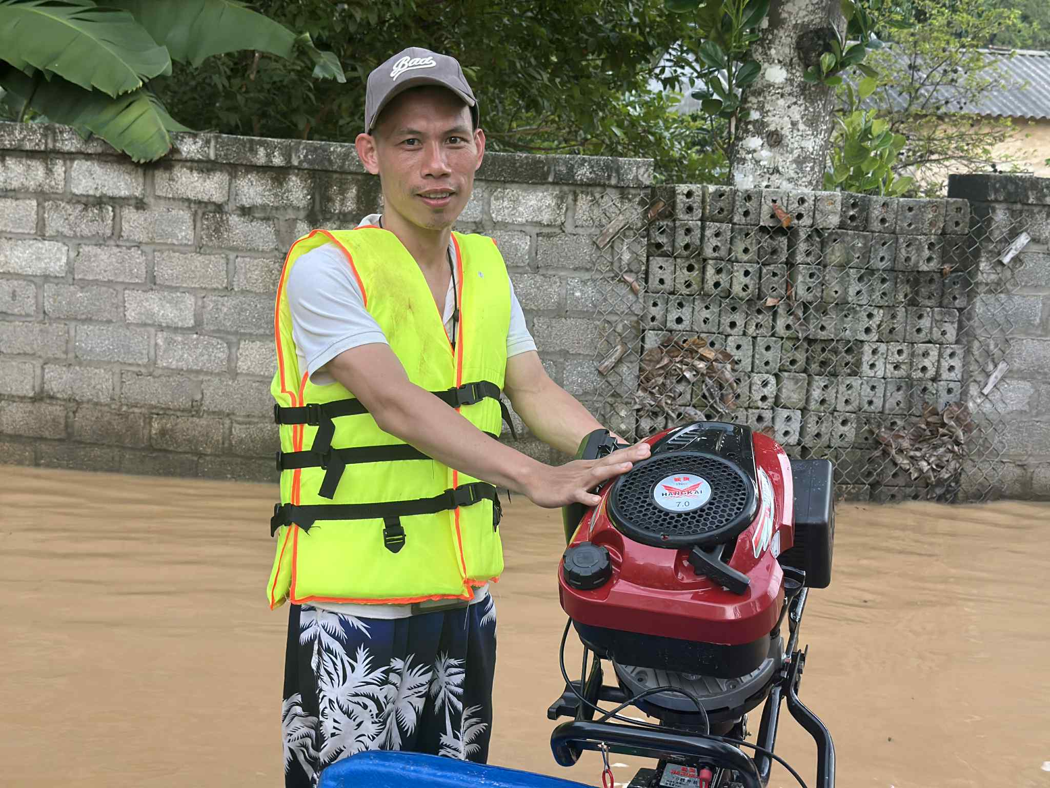 Sau cuộc họp online với em gái từ Mỹ, đôi vợ chồng trẻ mua xuồng phi về vùng lũ cứu người trong đêm - Ảnh 8.
