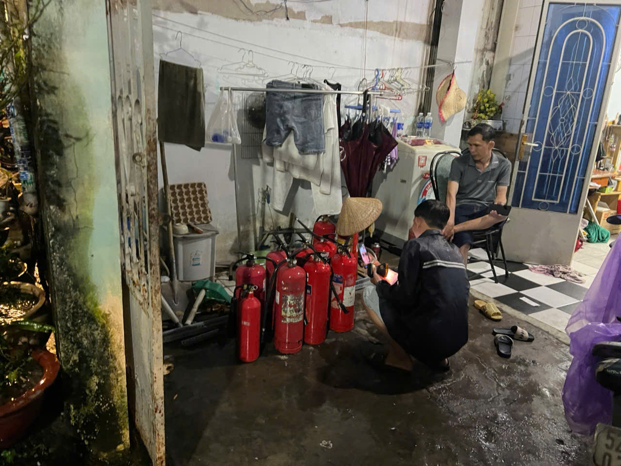 TP.HCM: Khống chế người đàn ông tấn công hàng xóm, cố thủ trong nhà cả ngày trời - Ảnh 4.