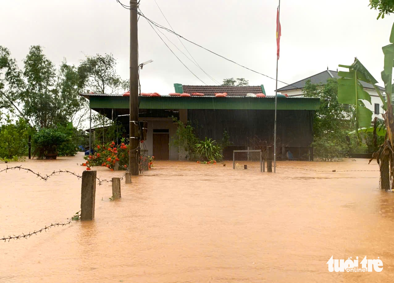 Mưa lớn và lũ đổ về khiến làng mạc bị cô lập, đường sá chìm trong biển nước - Ảnh 3.