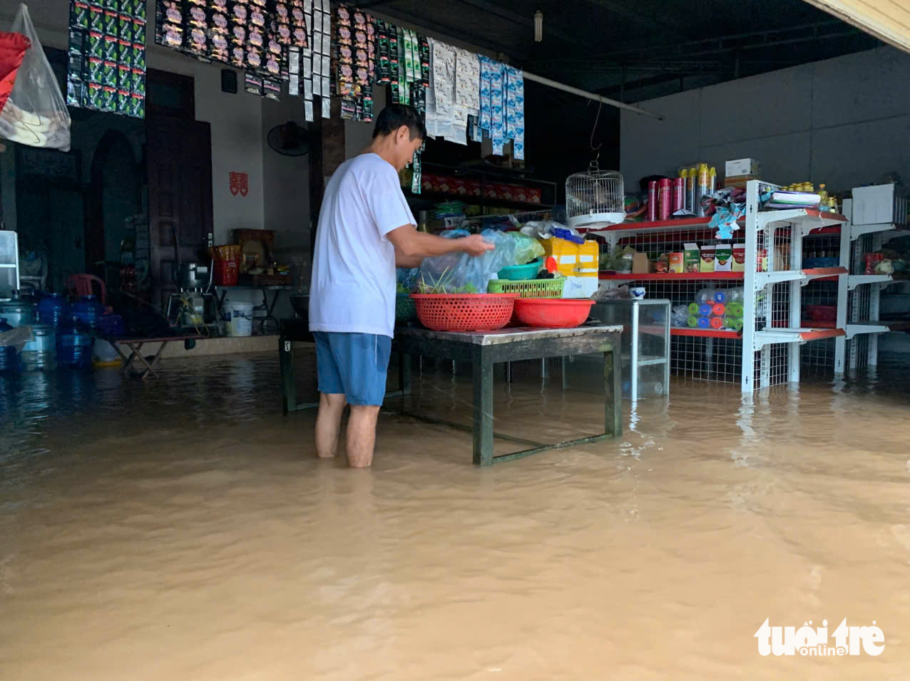 Mưa lớn và lũ đổ về khiến làng mạc bị cô lập, đường sá chìm trong biển nước - Ảnh 5.