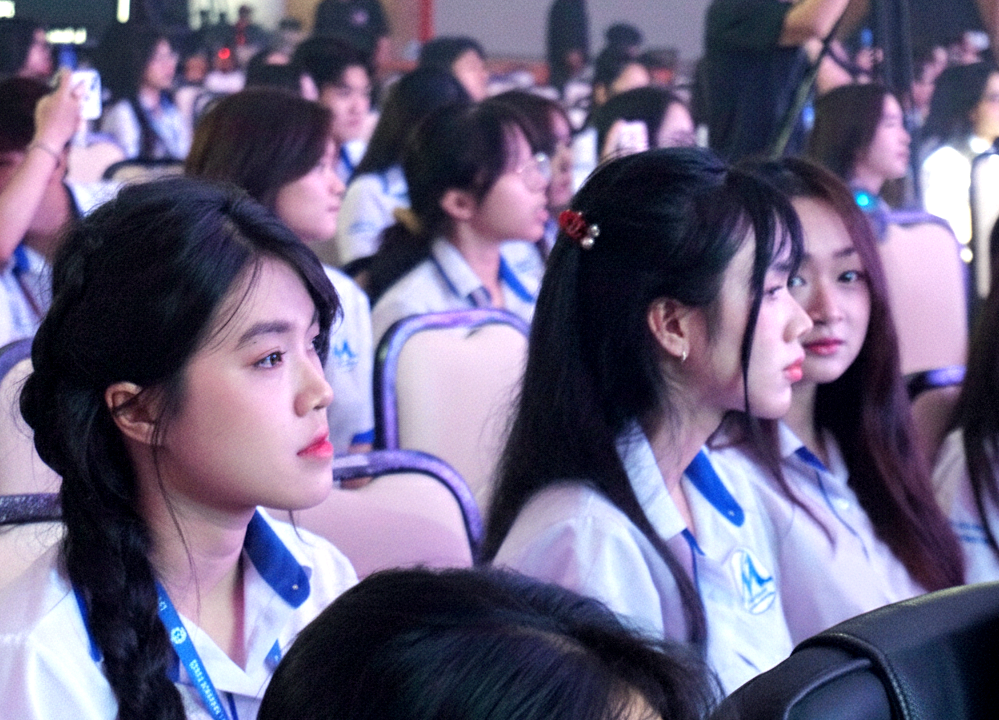 Chuyển lẵng hoa mừng khai giảng thành kinh phí ủng hộ đồng bào miền Trung ảnh hưởng bão lũ - Ảnh 1.