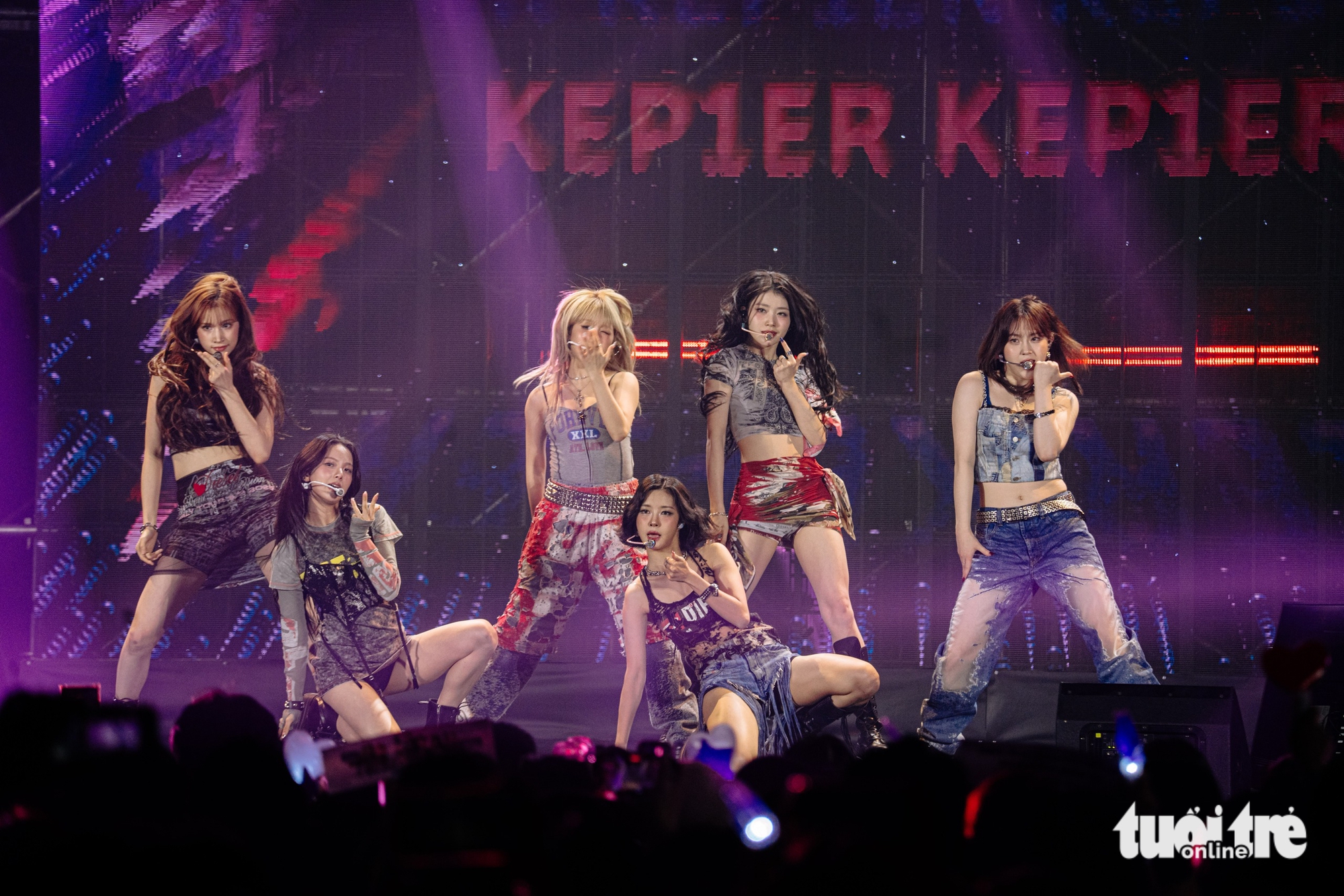 Đức Phúc tái hiện tiết mục chung kết Intervision, hát cùng Sooyoung trong đêm nhạc ASEAN - Hàn Quốc - Ảnh 10. Đức Phúc tái hiện Intervision, hát cùng Sooyoung trong đêm nhạc ASEAN - Hàn Quốc - Ảnh 9.