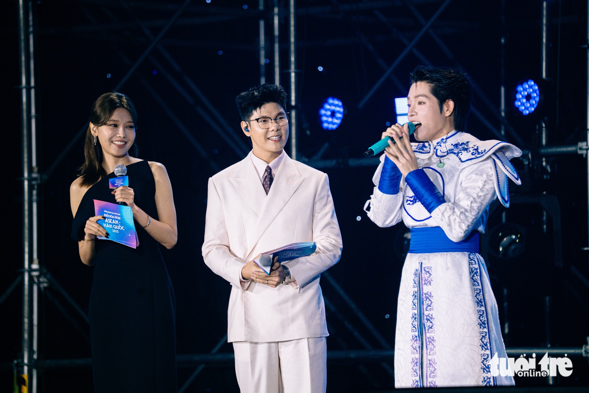 Đức Phúc tái hiện tiết mục chung kết Intervision, hát cùng Sooyoung trong đêm nhạc ASEAN - Hàn Quốc - Ảnh 3. Đức Phúc tái hiện Intervision, hát cùng Sooyoung trong đêm nhạc ASEAN - Hàn Quốc - Ảnh 5.