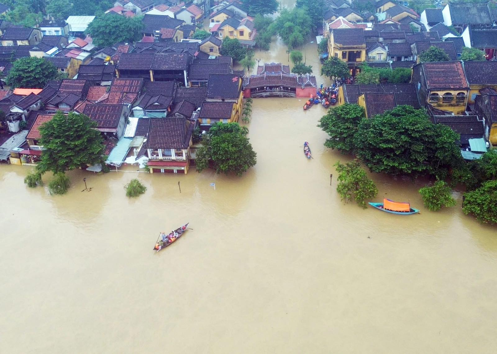 Long Châu kịp thời điều động 4 tấn thuốc và vật tư y tế hỗ trợ cho người dân miền Trung - Ảnh 5.