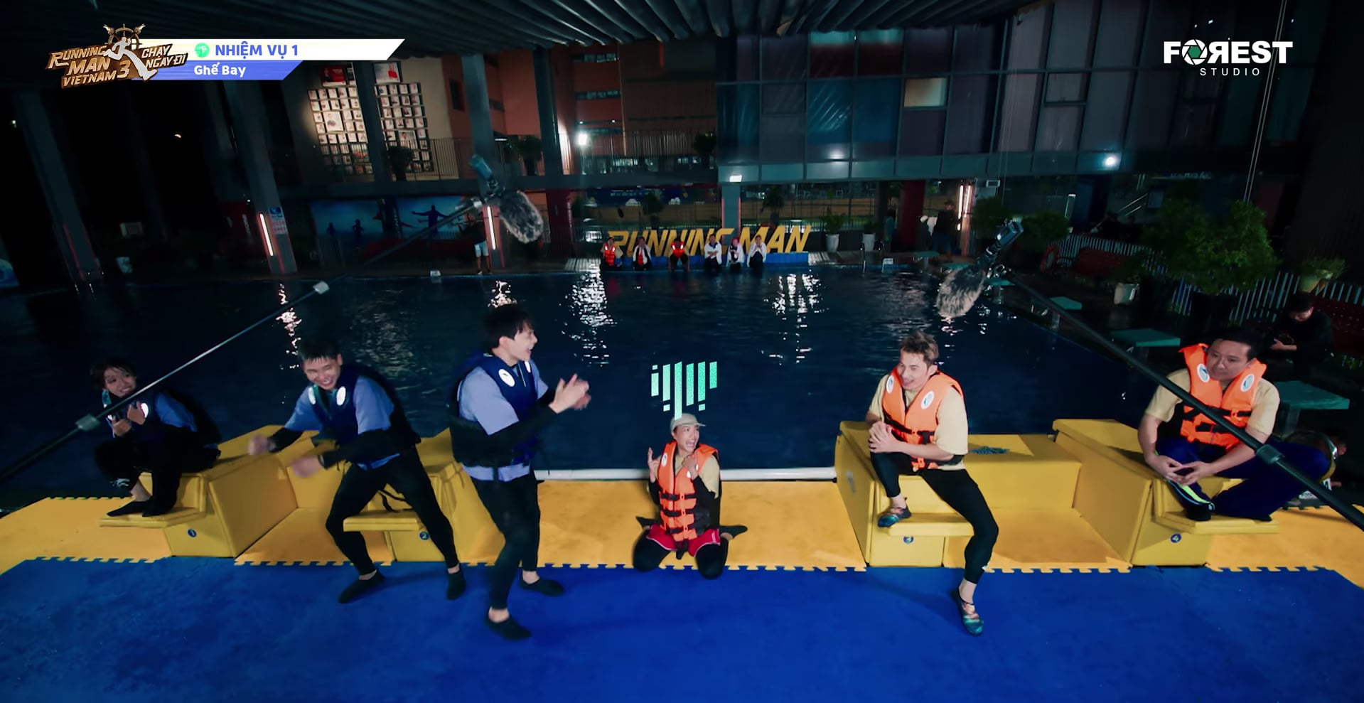 Running man tập 5: lộ diện 2 gián điệp mới, phá đám đội Hải nữ - Ảnh 9. Running Man tập 5: Diệu Nhi thả thính, Anh Tú Atus ngại đỏ mặt - Ảnh 8.