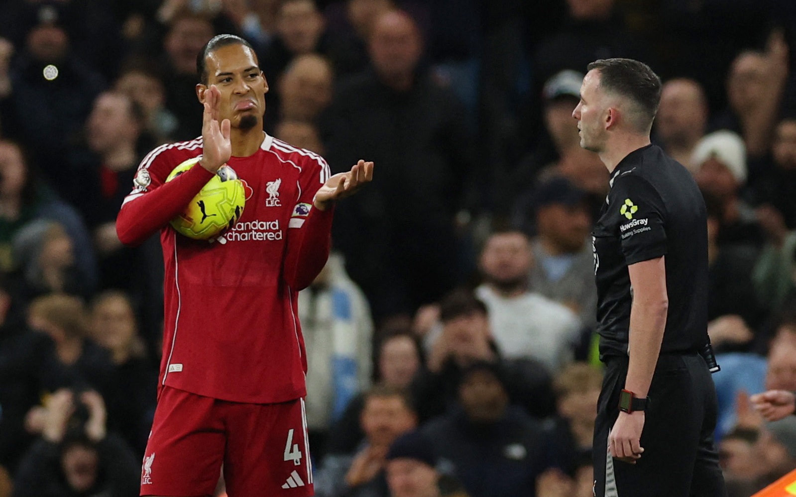 Rodriguez ghi siêu phẩm ‘xe đạp chổng ngược’ trên tuyết - Ảnh 1.