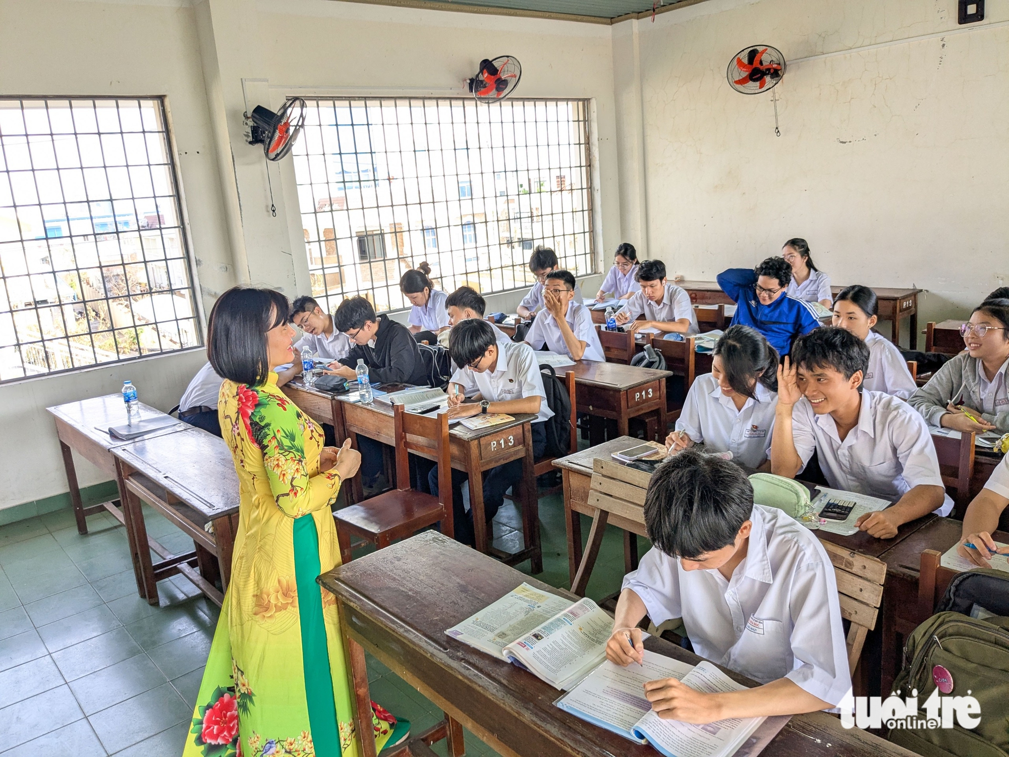 Cửa phòng học, mái ngói bị gió bão thổi bay, học sinh vẫn trở lại trường - Ảnh 4.