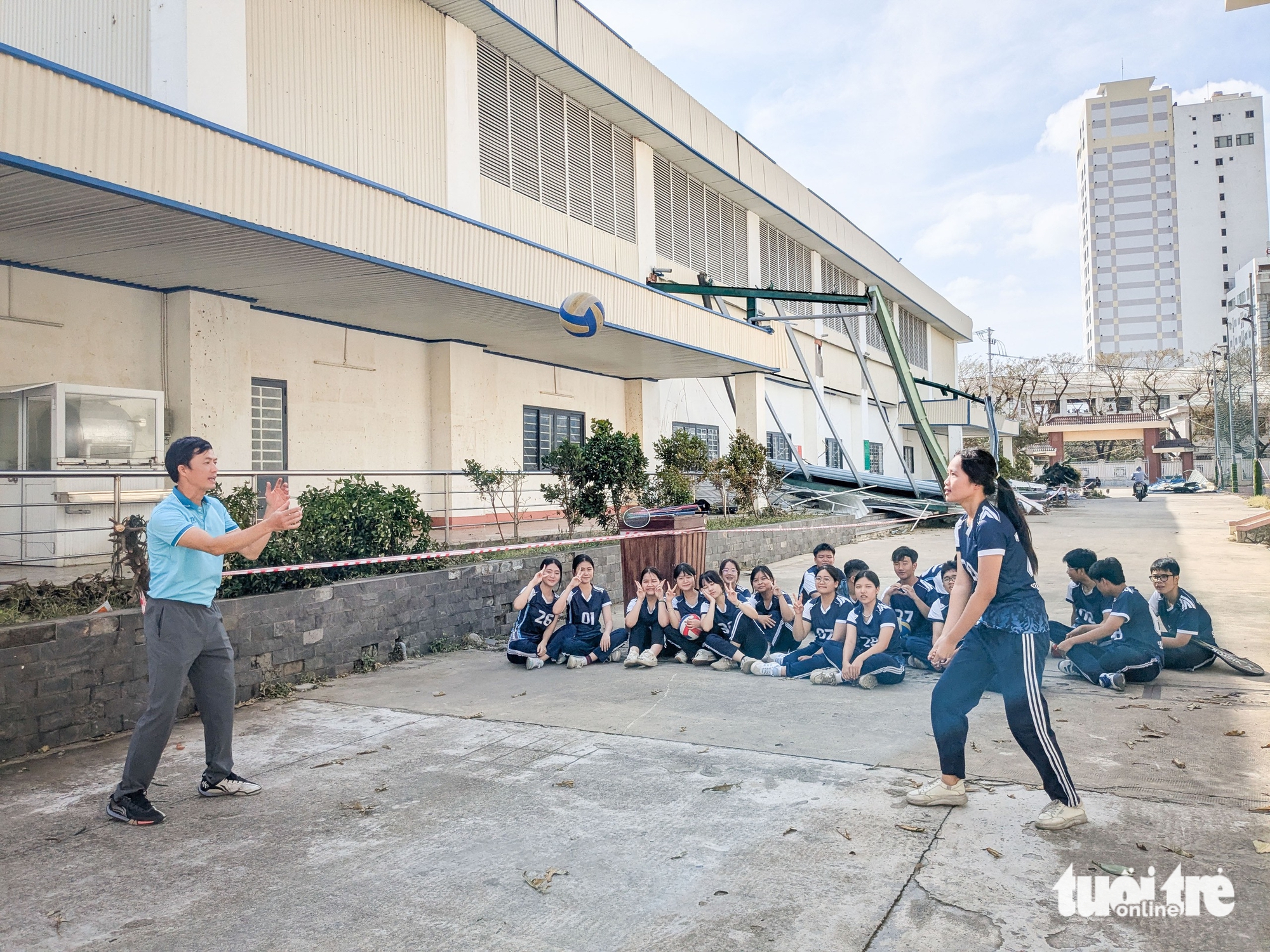 Cửa phòng học, mái ngói bị gió bão thổi bay, học sinh vẫn trở lại trường - Ảnh 5.