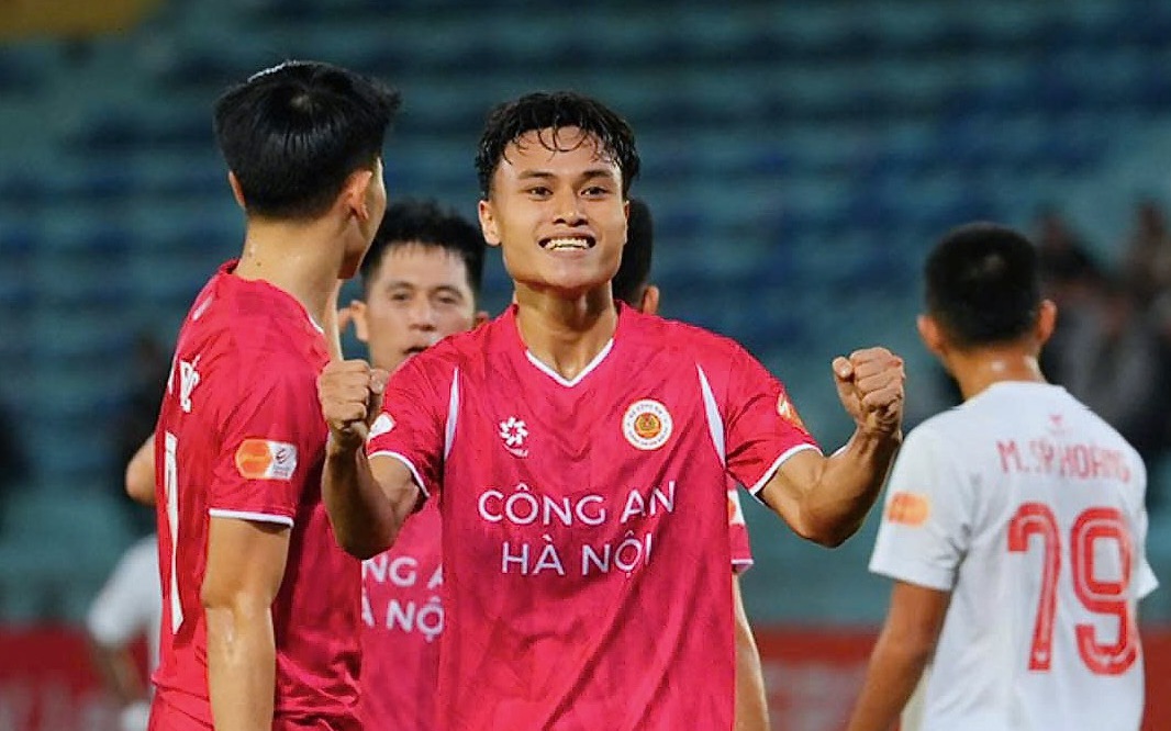 Video: SVĐ Thiên Trường ngỡ ngàng trước cú vô lê của Xuân Mạnh   - Ảnh 1.