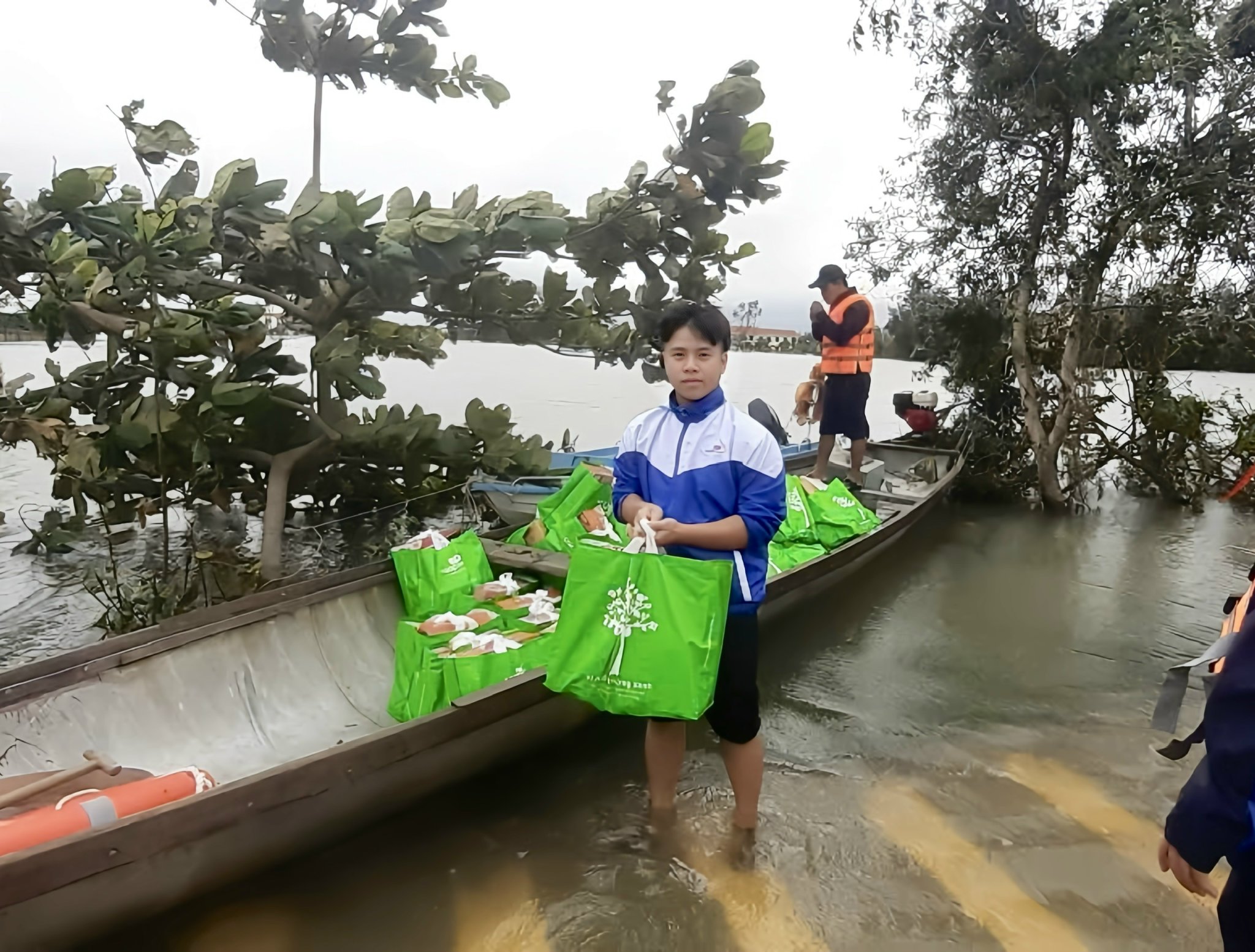 Saigon Co.op ứng phó kịp thời, giữ vững bình ổn hàng hóa vùng lũ - Ảnh 2.
