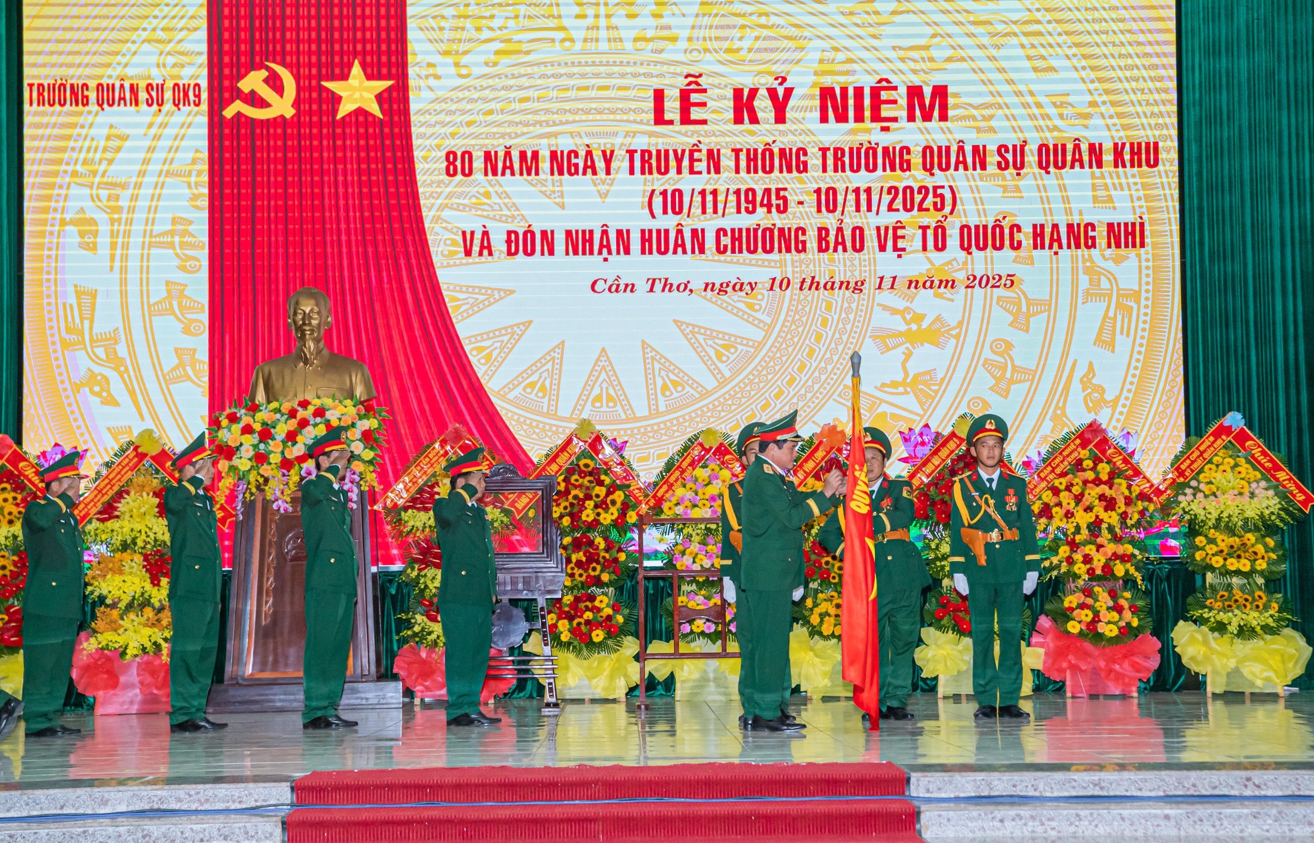 Trường Quân sự Quân khu 9 đón nhận Huân chương Bảo vệ Tổ quốc hạng nhì - Ảnh 1.