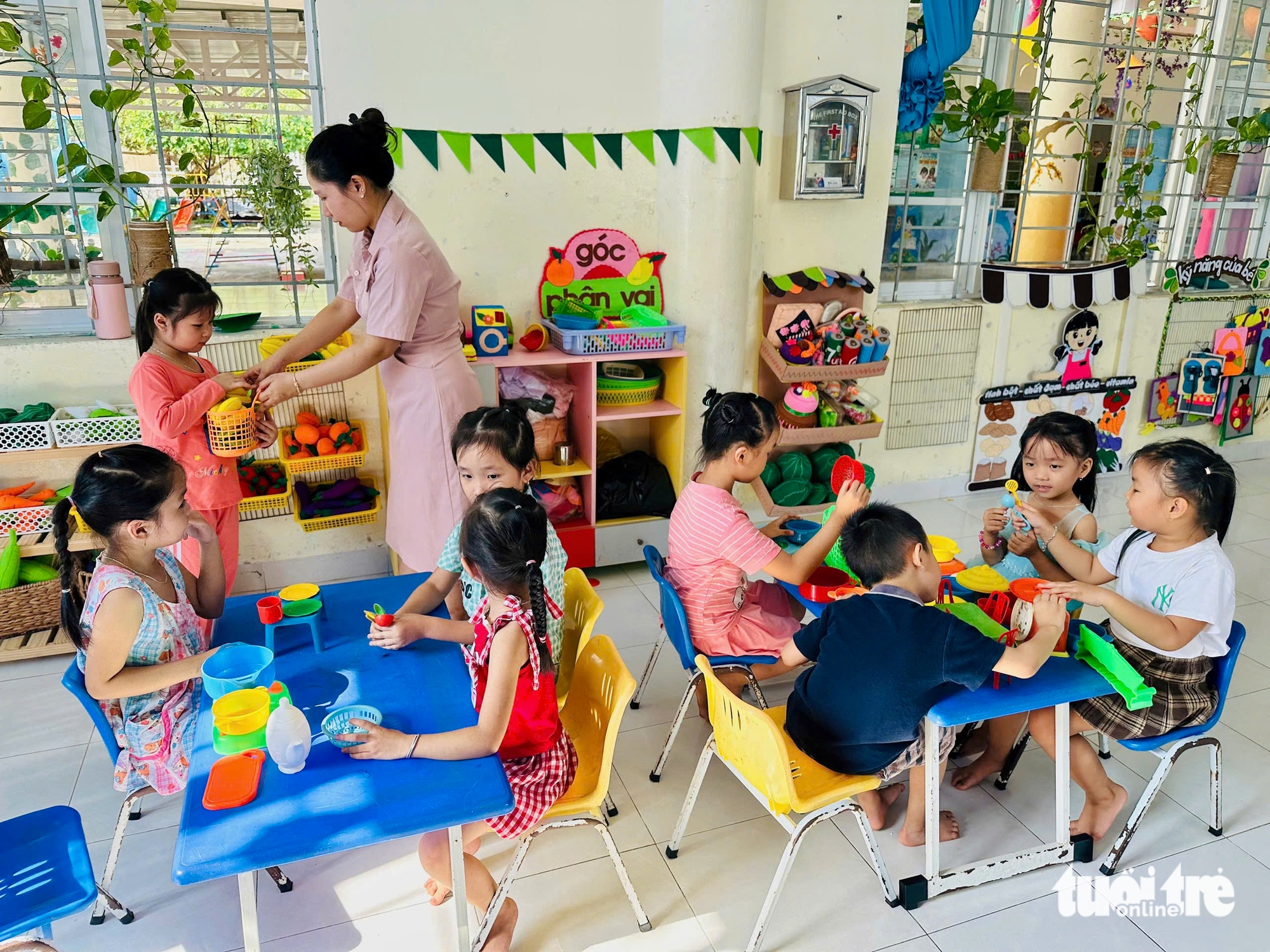 Trường lớp vùng tâm bão Kalmaegi khẩn trương dọn dẹp, nhiều thiết bị hư hỏng - Ảnh 4.