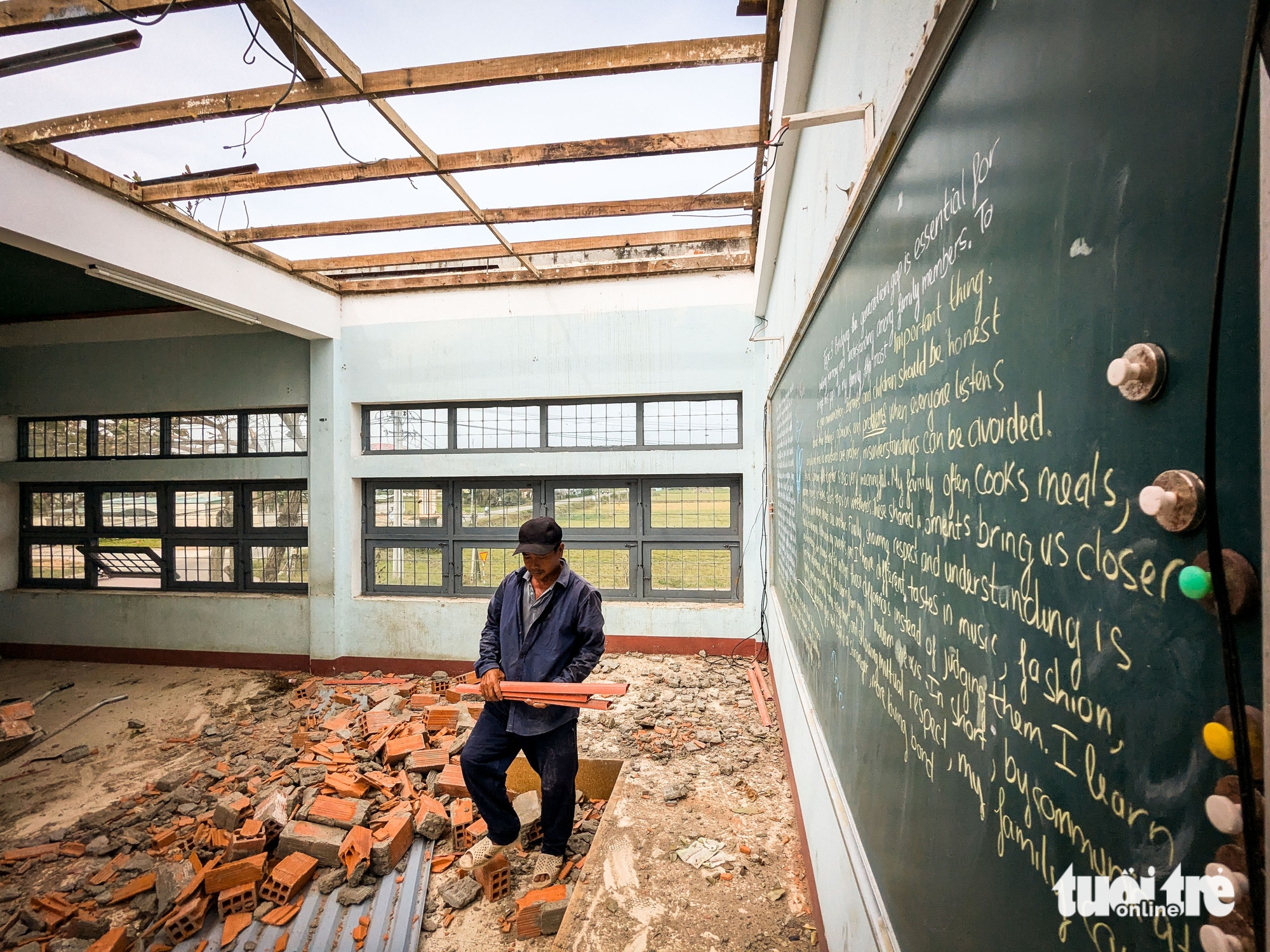 Trường lớp vùng tâm bão Kalmaegi khẩn trương dọn dẹp, mong sớm rộn ràng tiếng cười trở lại- Ảnh 5.