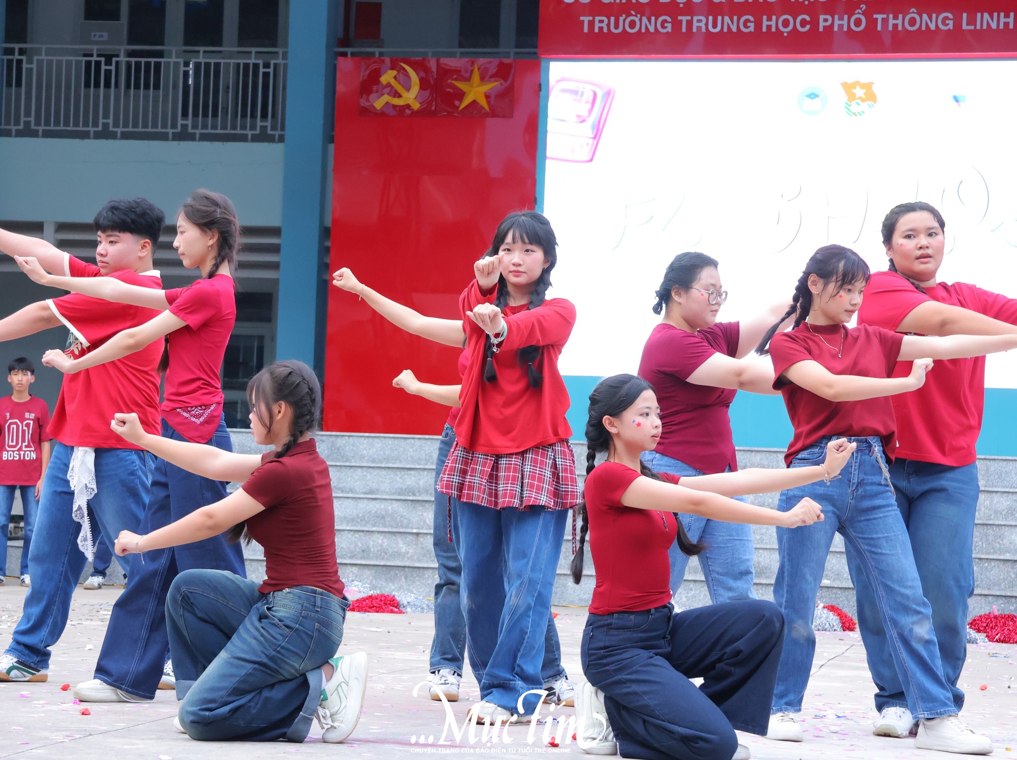 Học sinh Trường THPT Linh Trung cháy hết mình với hội thi flashmob mừng 20-11- Ảnh 4.