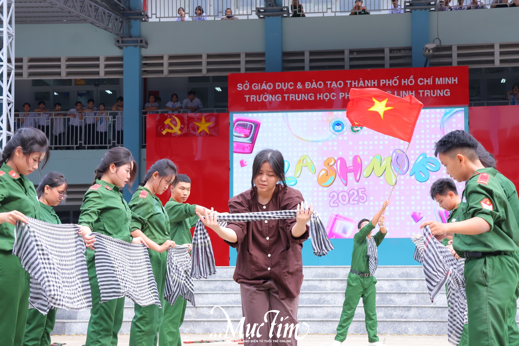 Học sinh Trường THPT Linh Trung cháy hết mình với hội thi flashmob mừng 20-11- Ảnh 8.