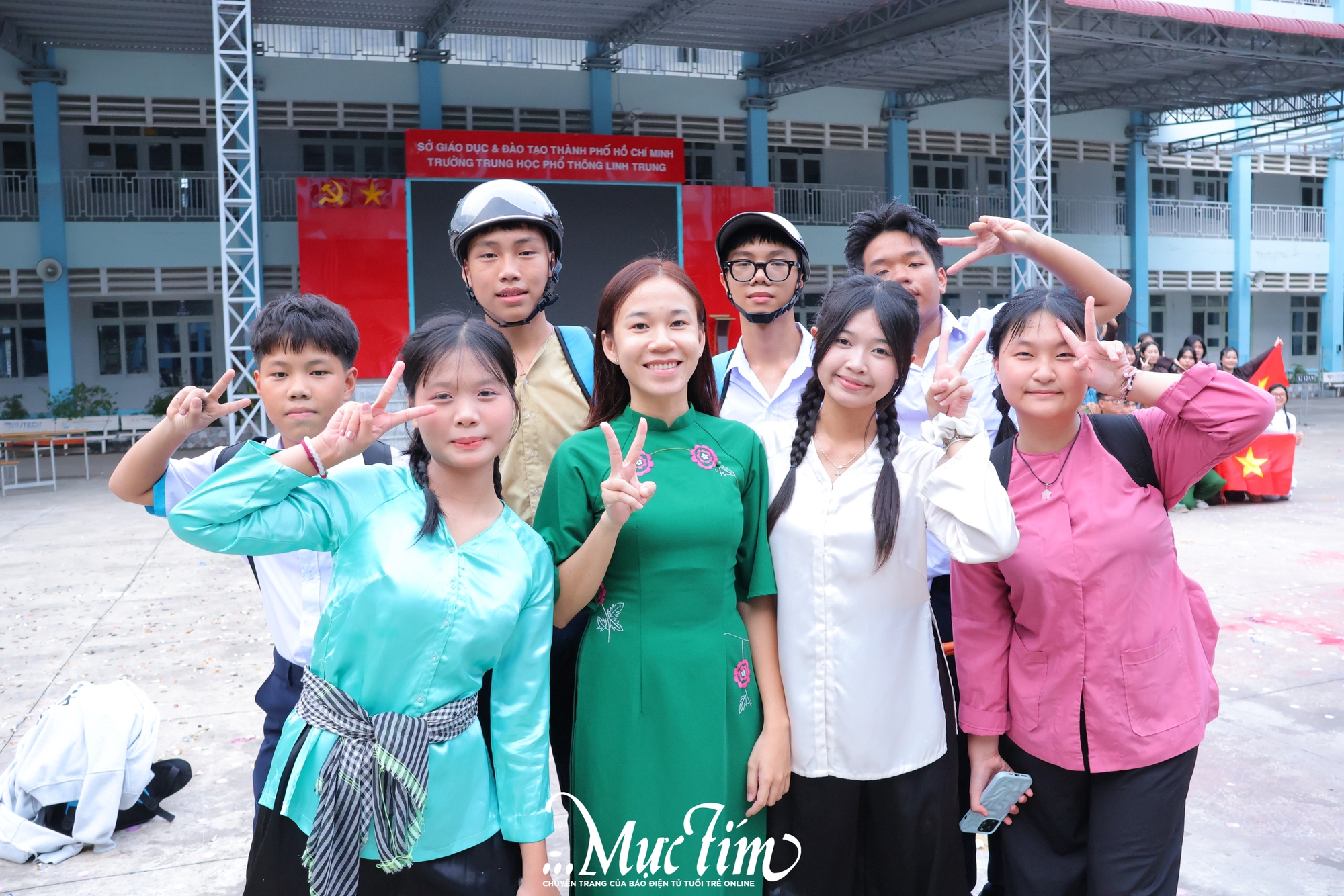 Học sinh Trường THPT Linh Trung cháy hết mình với hội thi flashmob mừng 20-11- Ảnh 20.