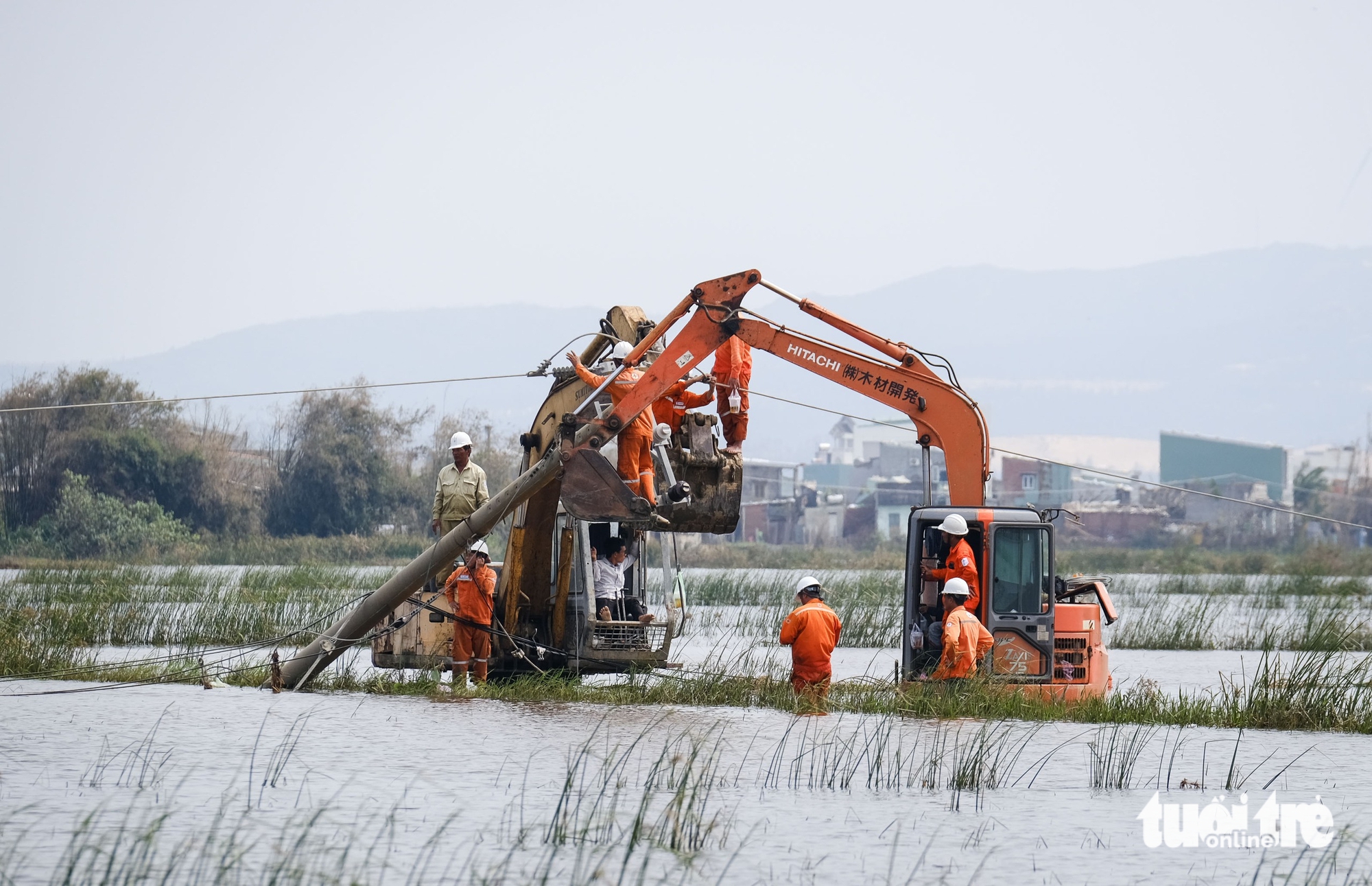 Công nhân điện lực chạy đua nối lại dòng điện cho bà con nơi tâm bão Kalmaegi - Ảnh 9.