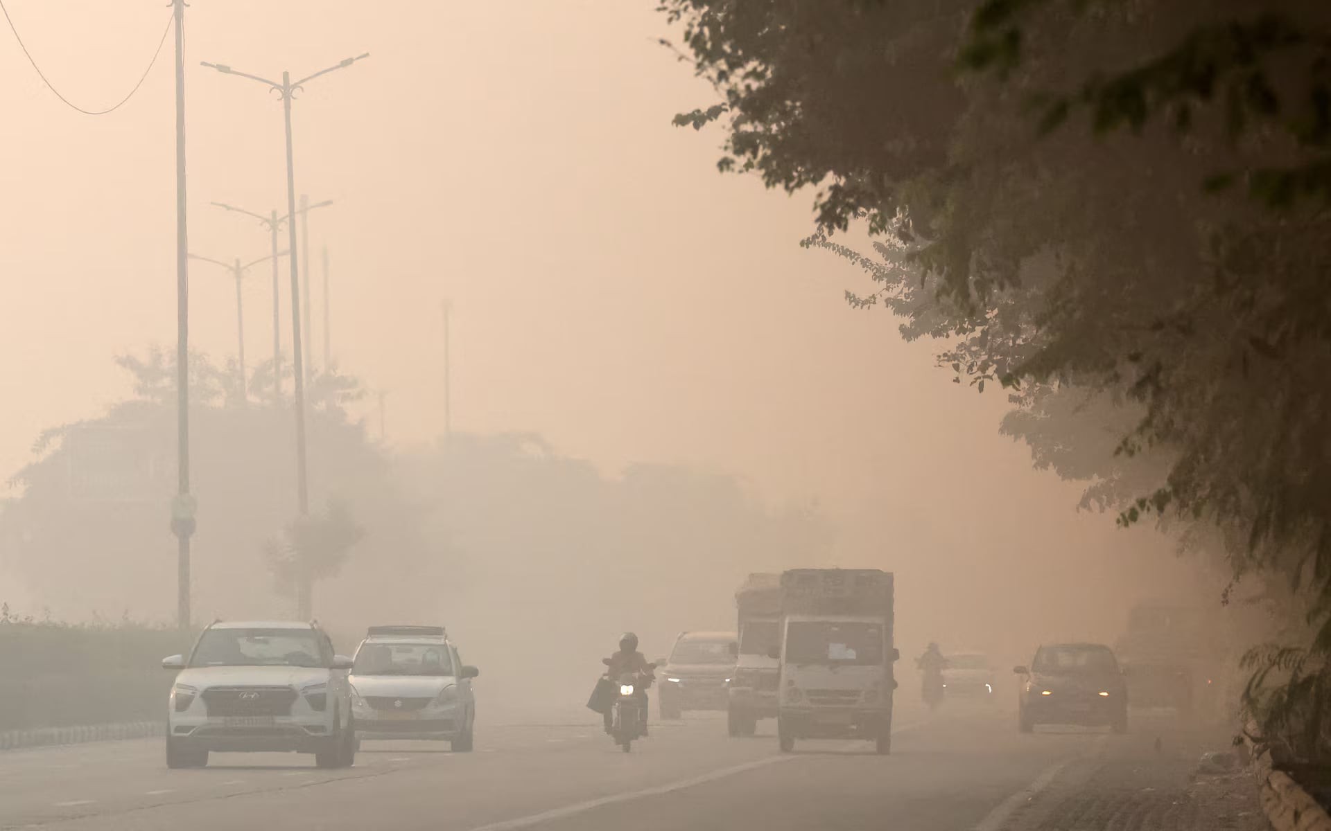 India tightens pollution curbs as Delhi's air quality worsens
- Ảnh 1. India tightens pollution curbs as Delhi's air quality worsens
- Ảnh 1.