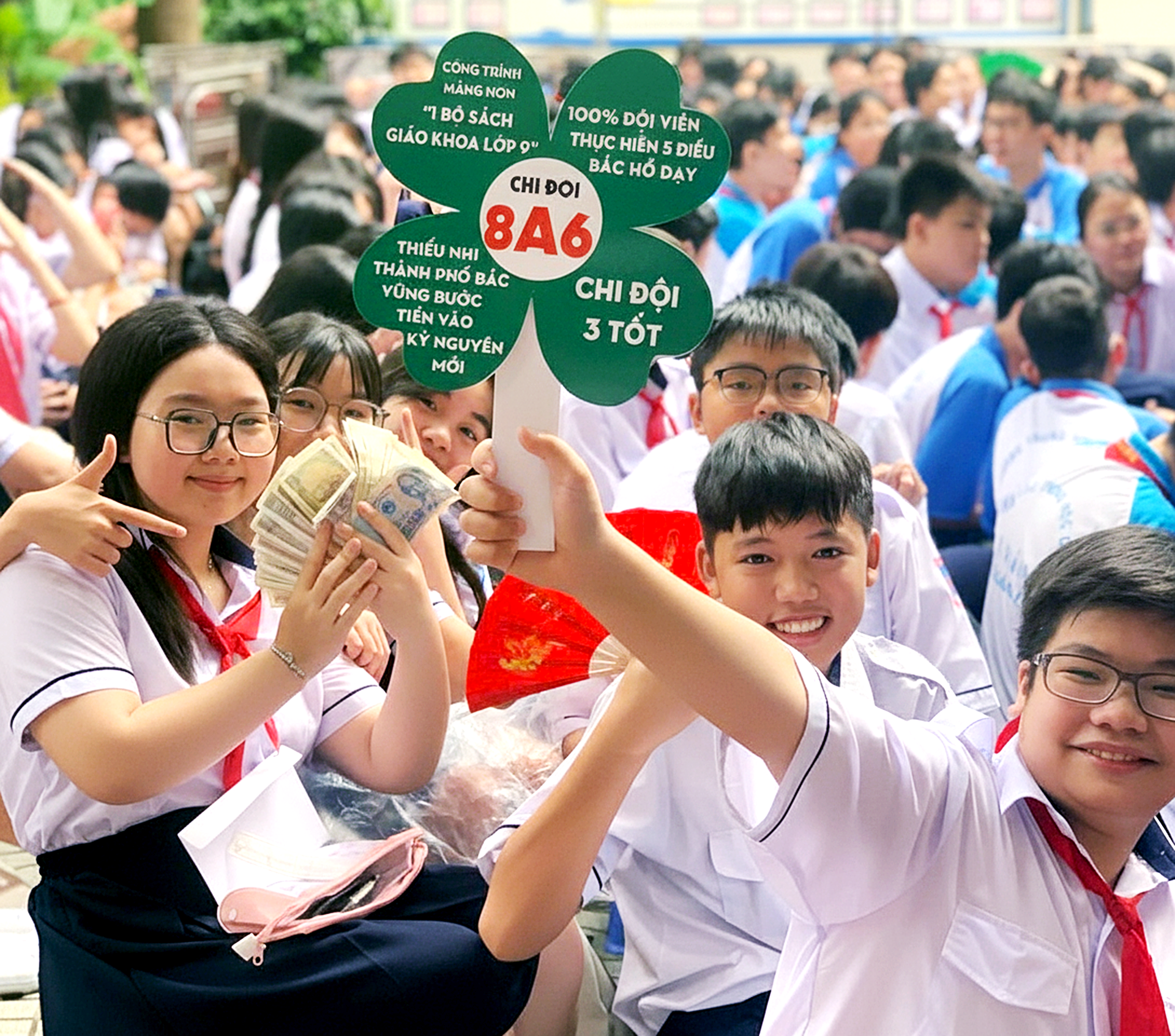 Nhiều trường xin không nhận hoa ngày nhà giáo, mong đổi thành quỹ học bổng cho học sinh miền Trung - Ảnh 1.