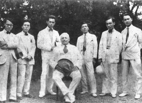 Cháu họa sĩ Victor Tardieu thăm lại ngôi trường ông nội sáng lập - Ảnh 1.