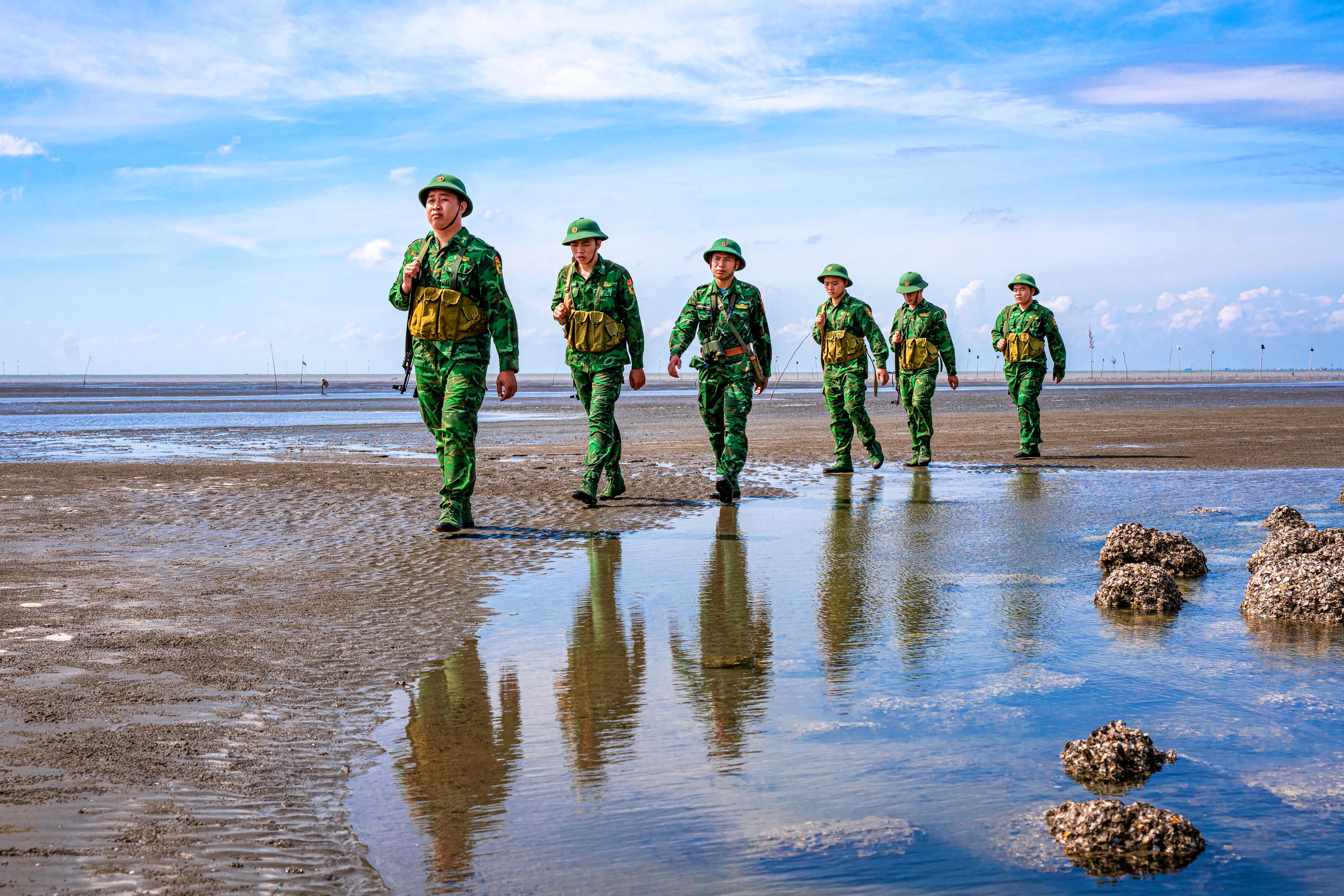 Học tập và làm theo tư tưởng, đạo đức, phong cách Hồ Chí Minh qua ảnh - Ảnh 8.