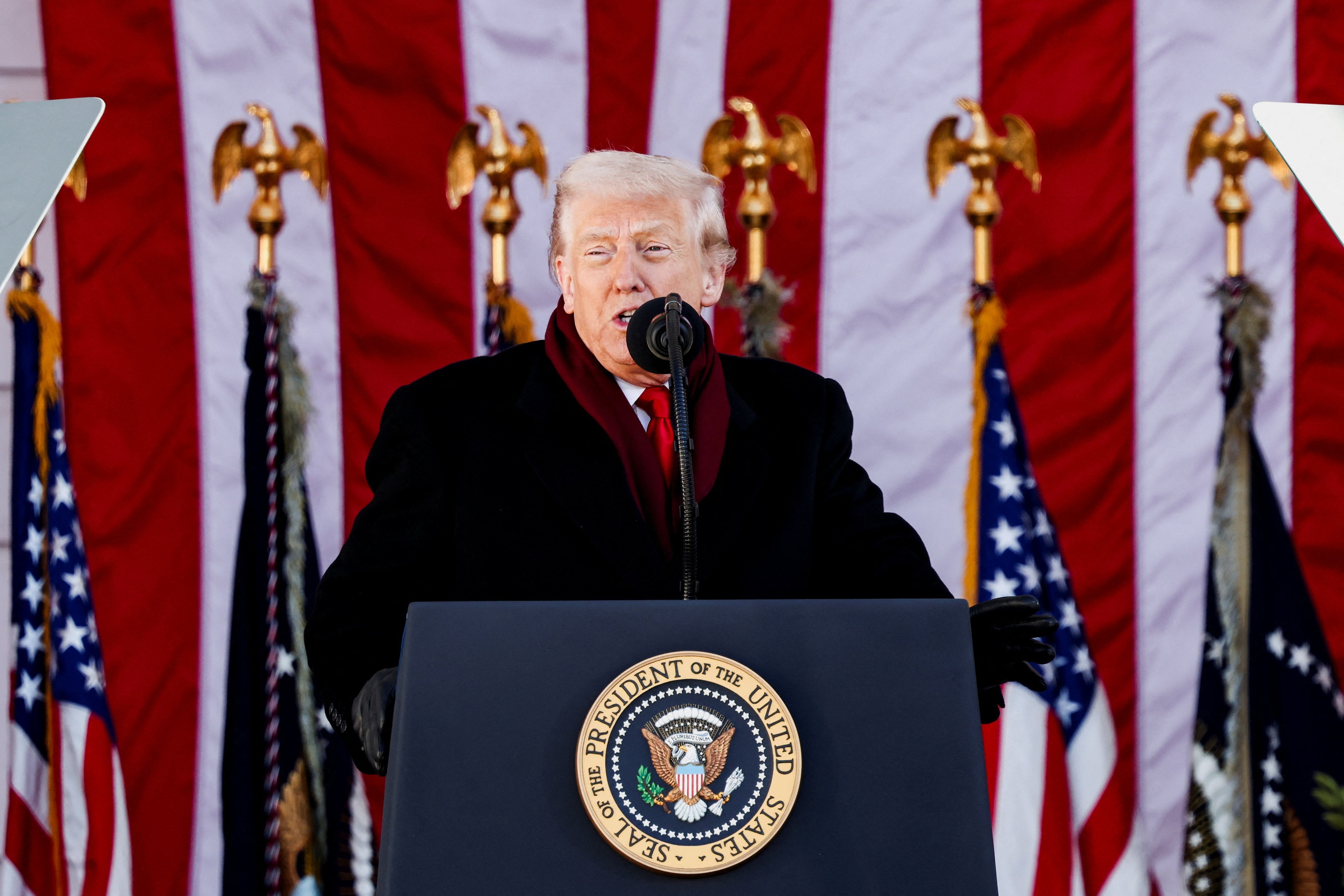 Áp phí 100.000 USD visa H-1B, ông Trump vẫn khẳng định Mỹ cần nhân tài nước ngoài - Ảnh 1.