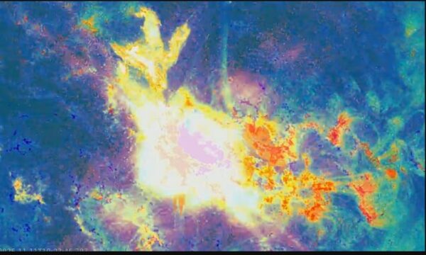 Mặt trời 'bùng nổ', nguy cơ làm gián đoạn liên lạc và vệ tinh toàn cầu - Ảnh 1.