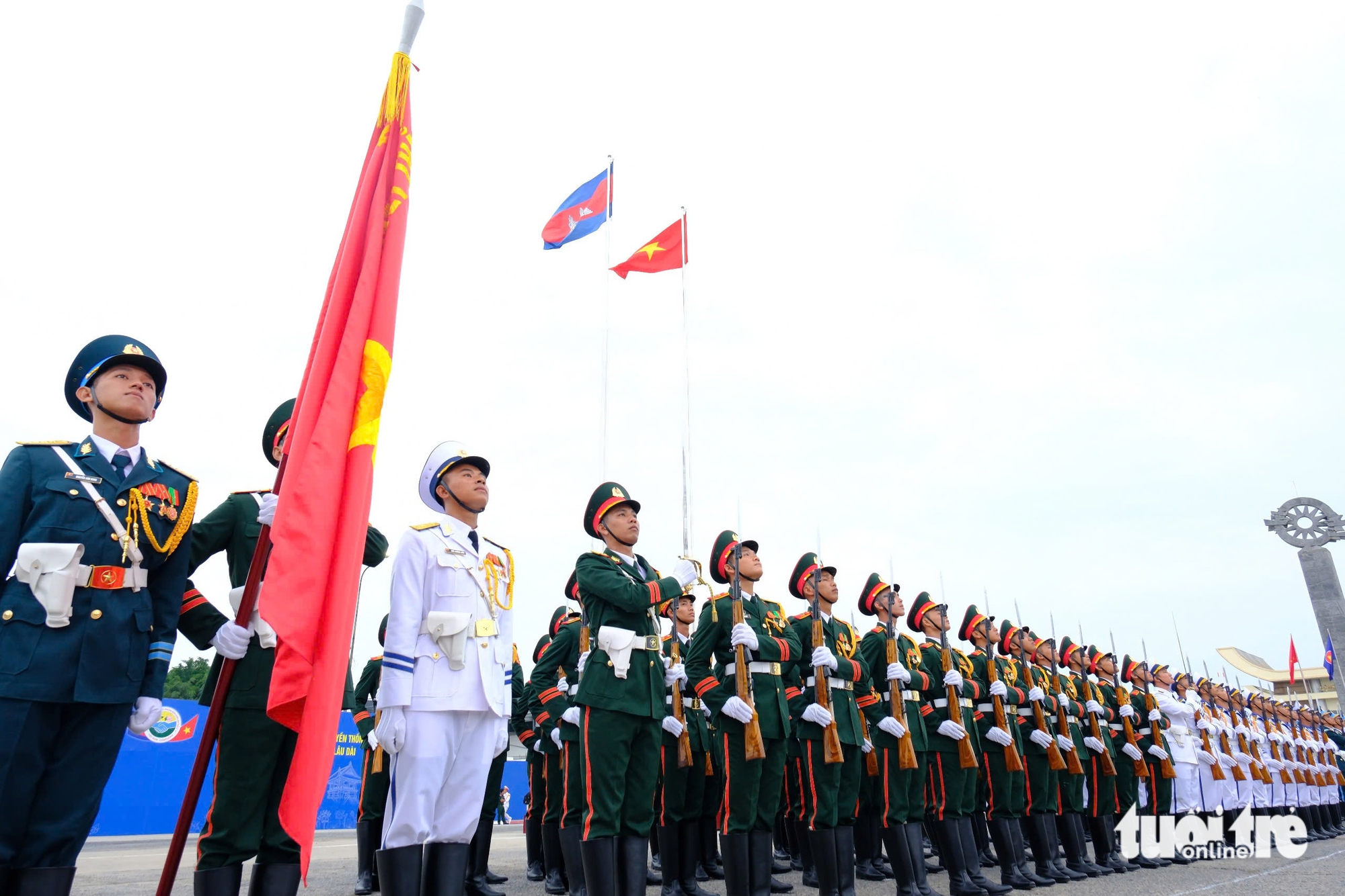 Bộ trưởng Phan Văn Giang làm việc với Tây Ninh, sẵn sàng giao lưu Quốc phòng Việt Nam - Campuchia - Ảnh 4.