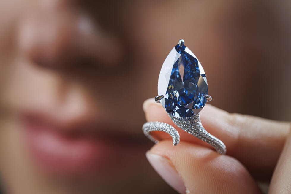 Mellon Blue diamond sells for $25.6 million- Ảnh 2.