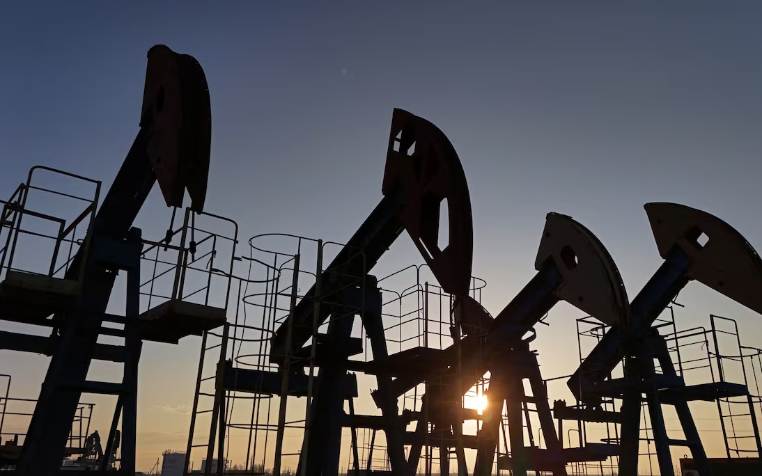 Oil prices log steepest annual drop since 2020 - Ảnh 1.