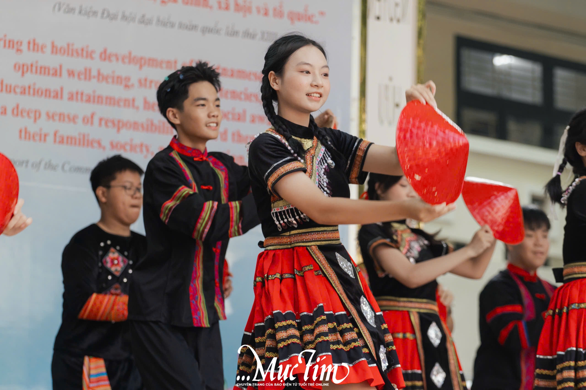 Teen Trường THPT Nguyễn Hữu Huân kể chuyện văn hóa, lịch sử tại văn nghệ tri ân - Ảnh 1.