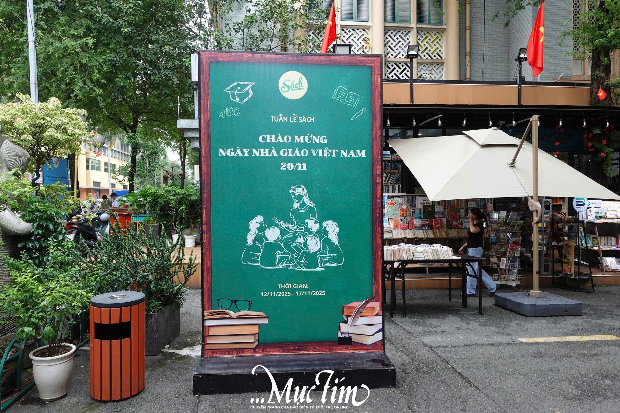 Đường sách TP.HCM nhộn nhịp chào đón Tuần lễ sách chào mừng Ngày Nhà giáo Việt Nam 20-11 - Ảnh 3.