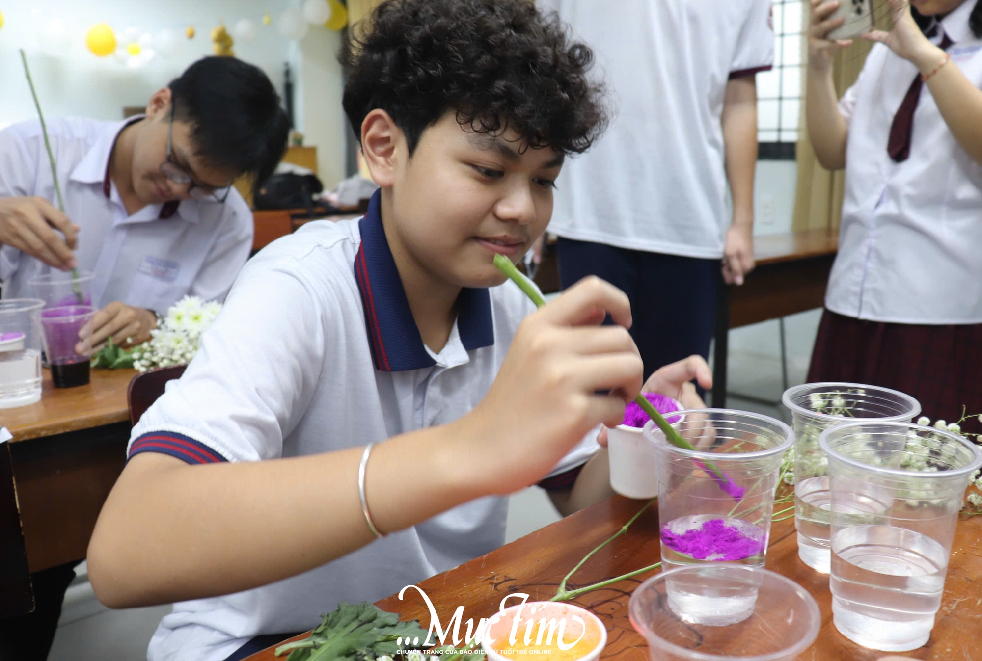 Học trò Trường Trung học Thực hành Đại học Sư phạm rủ nhau nhuộm hoa tặng thầy cô- Ảnh 6.