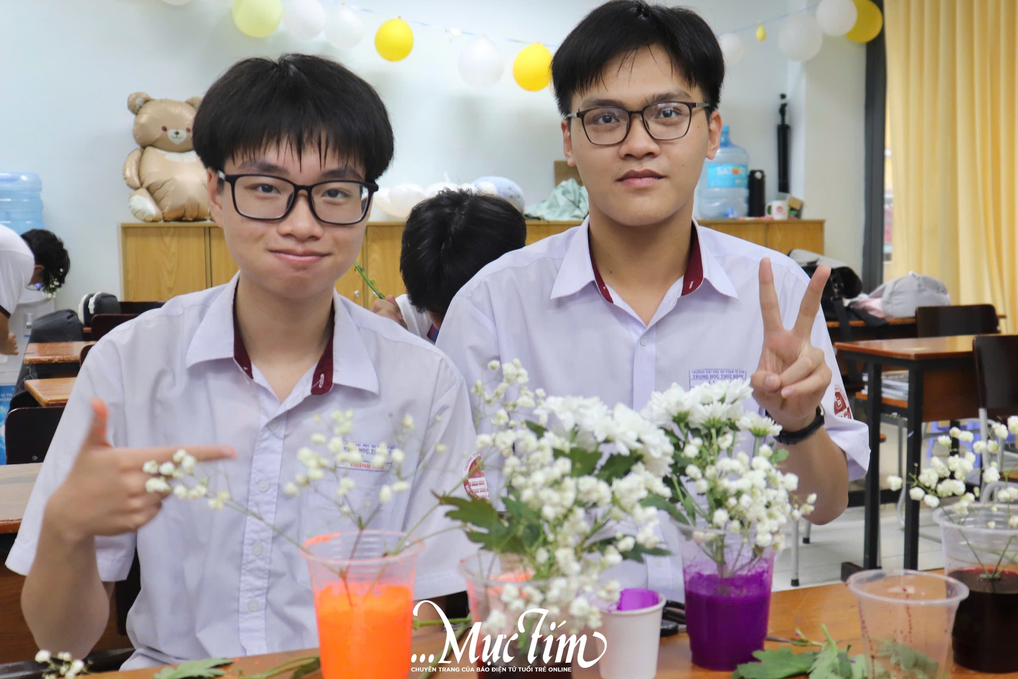 Học trò Trường Trung học Thực hành Đại học Sư phạm rủ nhau nhuộm hoa tặng thầy cô- Ảnh 7.