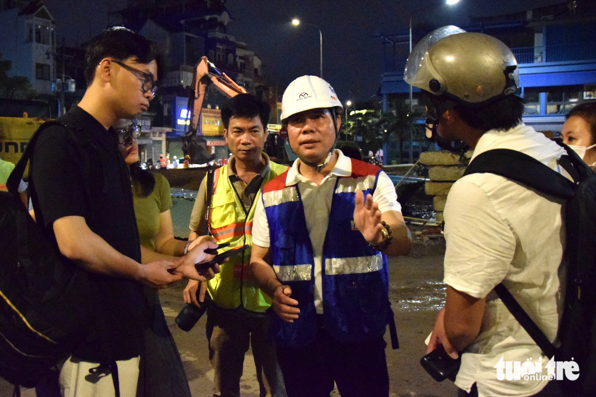Kiểm tra việc di dời hạ tầng kỹ thuật metro số 2 trong đêm, đã hoàn thành trên 70% - Ảnh 1.