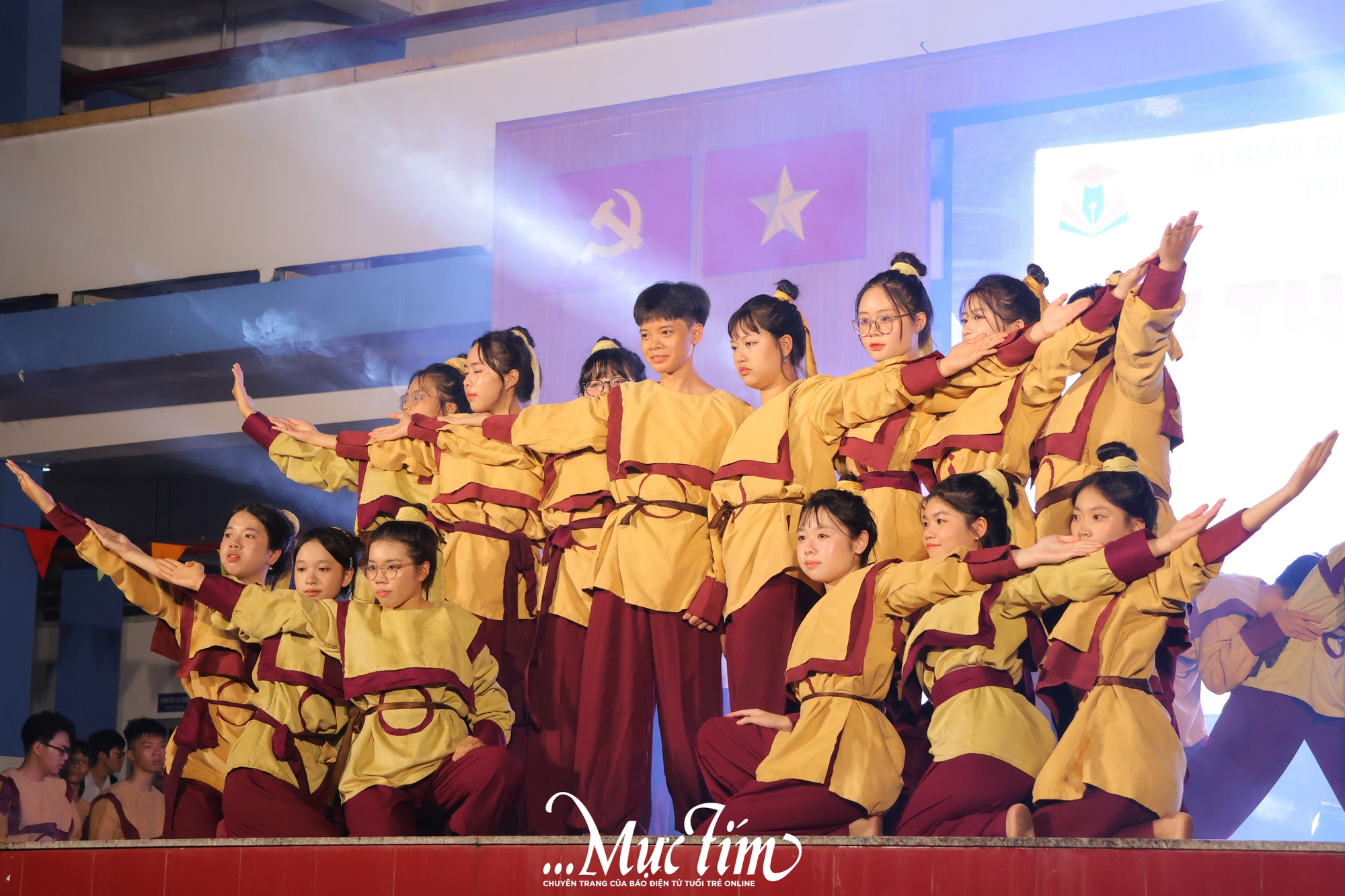 Concert chào mừng 20-11 mãn nhãn của học trò Trường THPT Tân Bình- Ảnh 1.