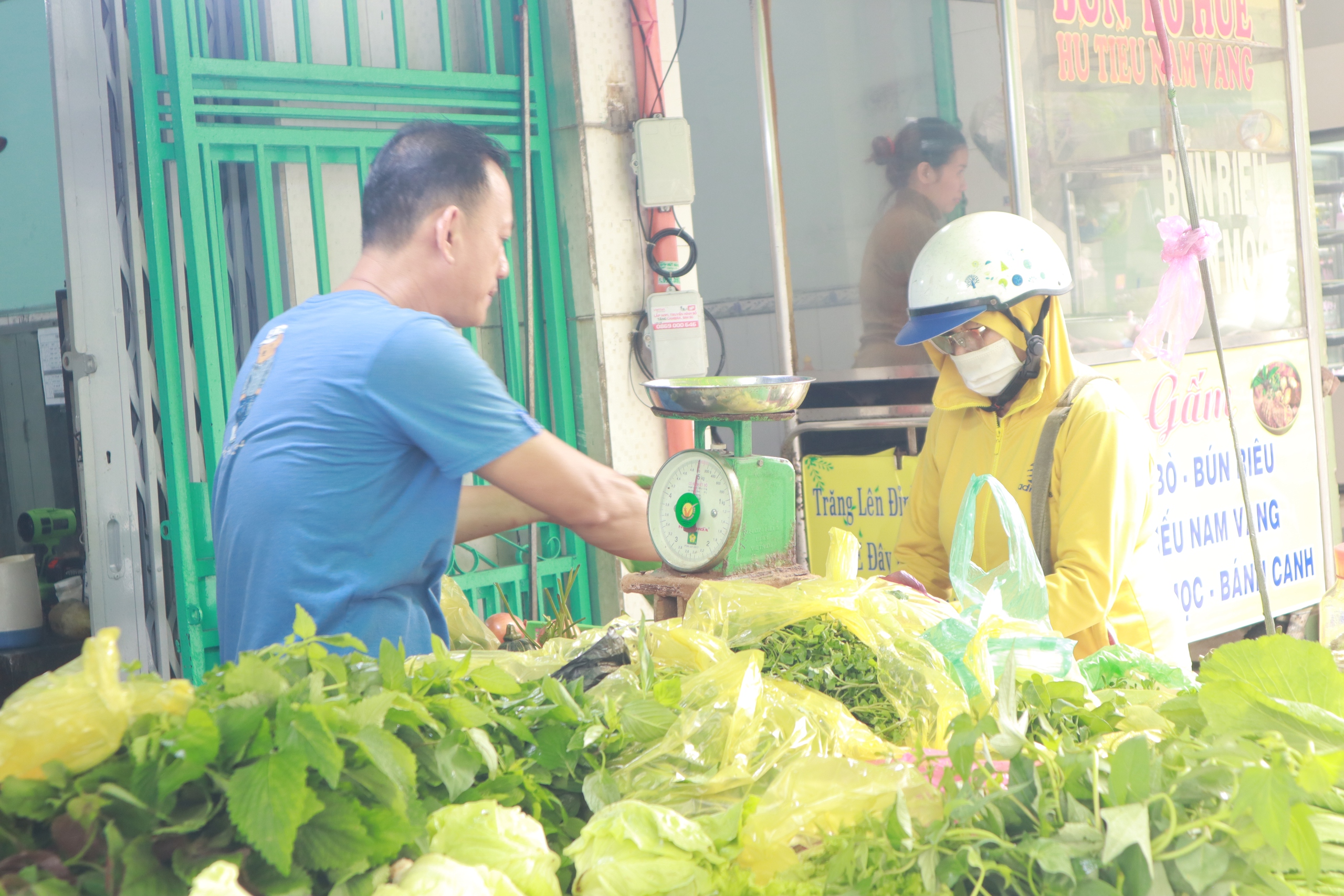 Mưa gió kéo dài, giá rau củ về chợ TP.HCM tăng mạnh - Ảnh 2.